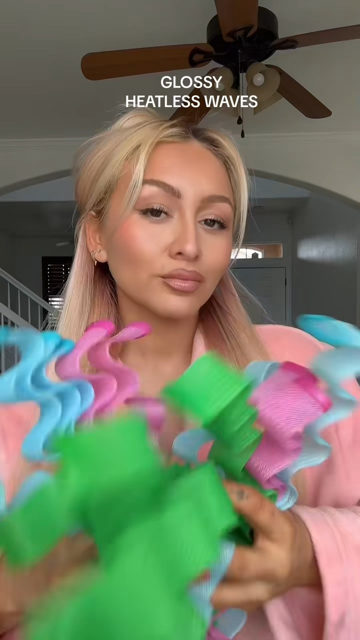 Glossy heatless waves

#LTKBeauty #LTKVideo