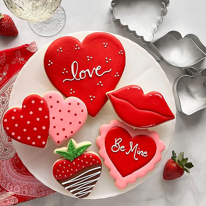 Valentines Day Cookie Cutters 5-Pc. Set Made in USA by Ann Clark, Heart, Strawberry, Scalloped He... | Amazon (CA)