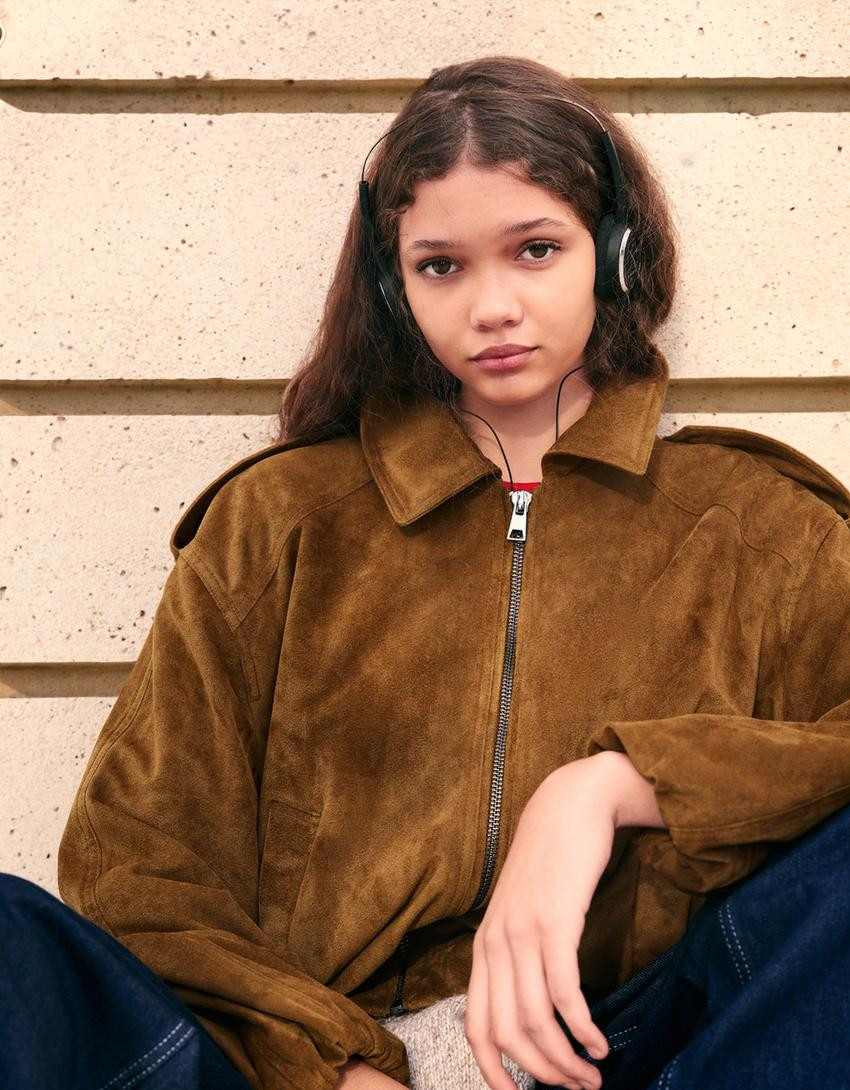 Jacke in Wildlederoptik mit Puffärmeln - Damen | Bershka DE