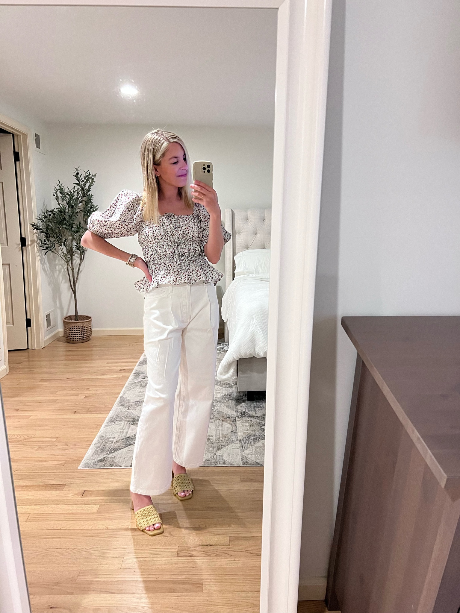 A fresh pair of white denim to kick off the summer. Wearing a 0. Super comfortable and have stretch to them!