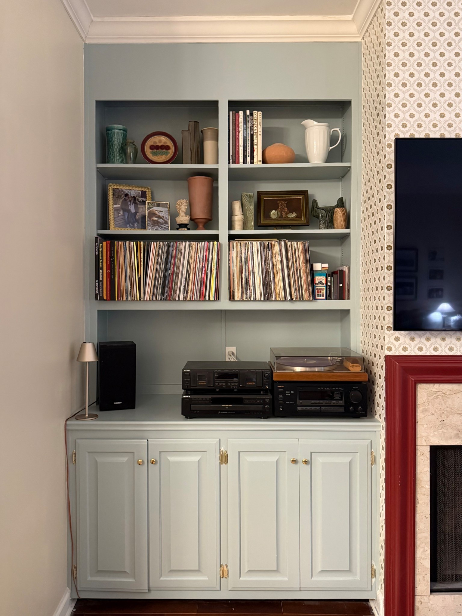 I’ve been working on a little makeover of our built ins 🩵

#HomeDecor #LivingRoom # HomeInspo #Wallpaper #InteriorDecor

#LTKFamily #LTKHome #LTKFindsUnder50