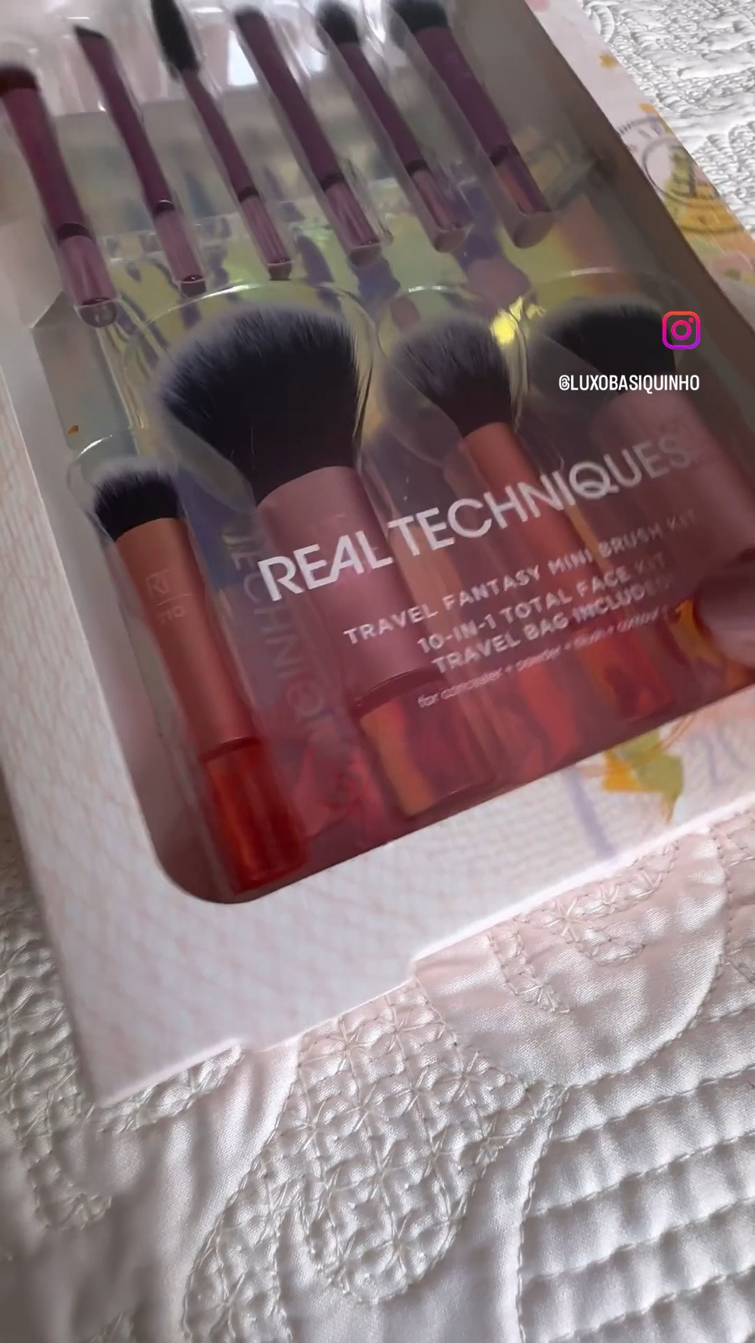 Já contei pra vocês várias vezes que os pincéis da @realtechniquesbrasil são os meus prediletos. Quando esse kit de viagem saiu eu nem acreditei (comprei, claro!). Nele estão todos os pincéis clássicos e fáceis de usar, só que em versão viagem. Eu sempre levava pincéis grandes e eram um trambolho, com esse kit facilitou muito minha vida. São 10 pincéis e a necessaire no tamanho deles para guardar. Ah, e ainda cabe uma esponja viu, problema resolvido, agora tenho meus pincéis prediletos sem ocupar espaço na bolsa ou mala de viagem. Amei! Corre para os stories que mostrei tudo lá. #asmr #brushes #pinceis #maquiagem #makeup 

#LTKbrasil #LTKtravel #LTKbeauty
