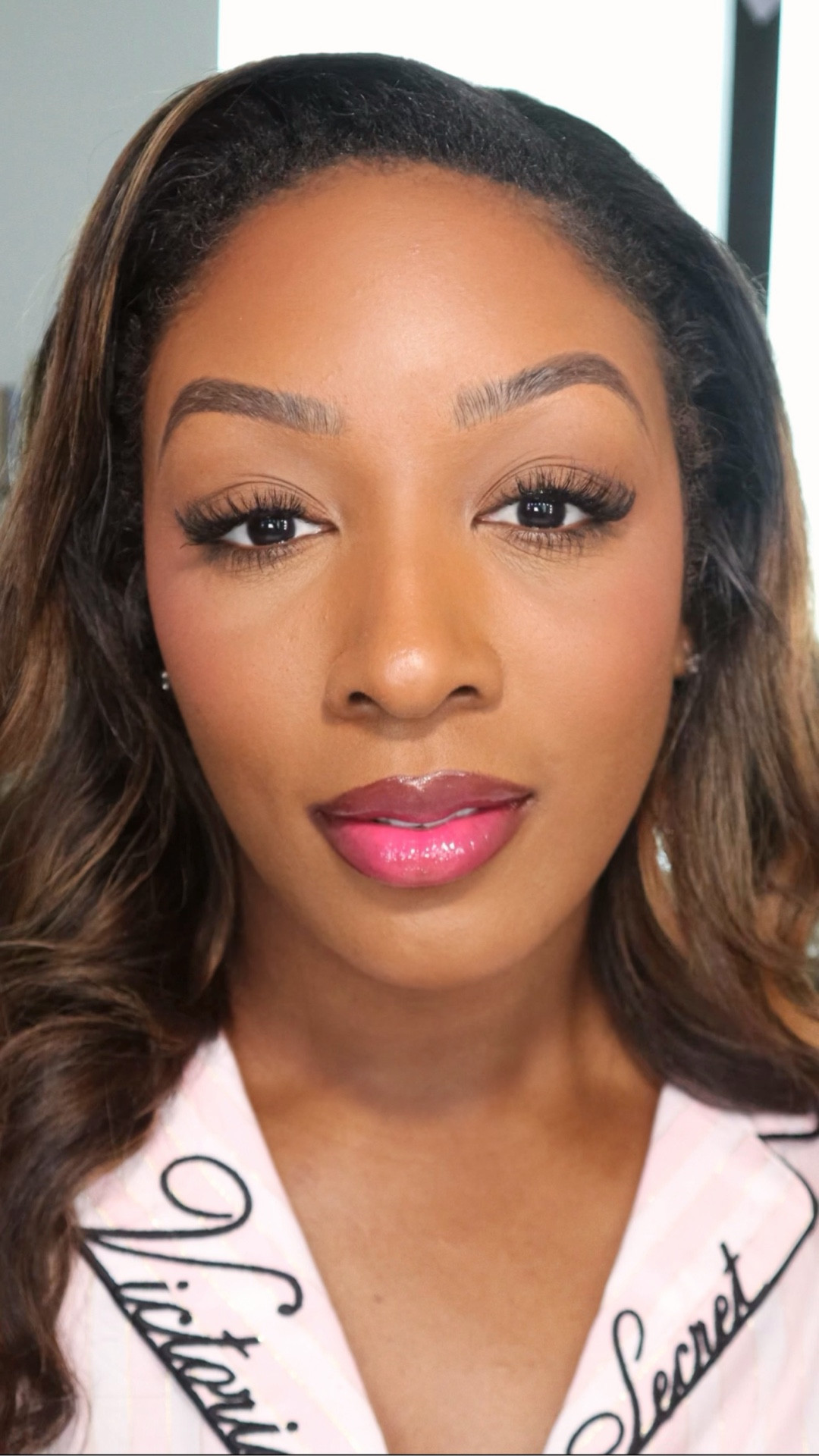 GRWM — this is my quick 10-minute mom makeup.
Beginner-friendly, real-life, and no extra.

Save this for busy mornings 💄

Makeup used in video👇🏾 

Primer: @smashboxcosmetics Photo Finish Resurface Primer Serum With 3.5% Glycolic Acid

Foundation: @onesize TURN UP THE BASE
FULL BEAT LIQUID FOUNDATION Shade 25N 

Concealer: @givenchybeauty Prisme Libre Skin Caring Concealer Shade 

Setting Powder: @hudabeauty Easy Bake Setting Powder Shade Kunafa & Cinnamon Roll 

Bronzer: @fentybeauty Sun Stalk’R Bronzer Shade Mocha Mami 

Blush: @tower28beauty GetSet Matte Powder Blush Shade Feliz Fresca

Lip Liner: @rarebeauty Kind Words Matte Lip Liner Shade Strong 

Liquid Blush: @hudabeauty Blush Filter Shade Intense Guava 

Lip Gloss: @hudabeauty Faux Filler Shade She’s Glitzy 

Setting Spray: @bennyemakeup Final Sealer
