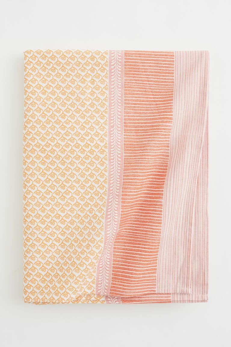 Tablecloth in woven cotton fabric with a printed pattern at front. | H&M (US + CA)
