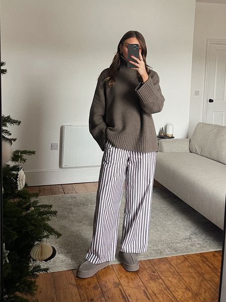 Causal & cosy outfit ideas
Large in the & other stories cashmere jumper
Small in the striped French connection trousers
I’m 5ft 6
Ugg tazz platform in smoke plume 

#LTKSeasonal #LTKeurope #LTKHoliday
