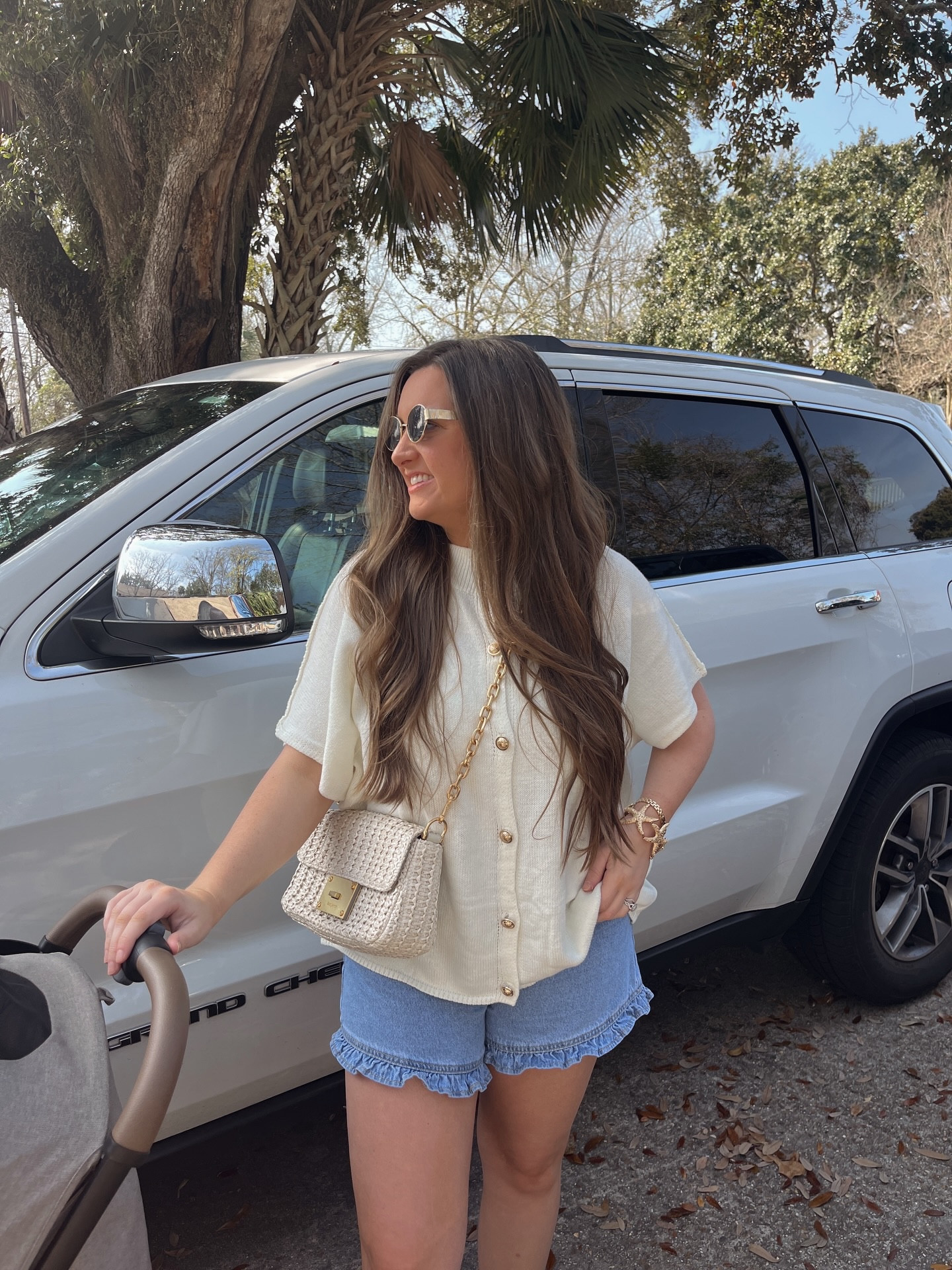 saturdays are for family time, shrimp nachos & the farmer’s market 🌴 say ‘link’ for my amazon outfit! I’m loving these ruffle denim shorts for spring 👏🏼🌊 #springoutfits #springootd #springstyles #springootd #amazonfashion