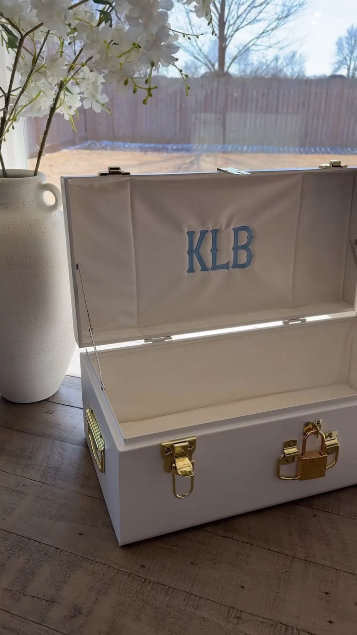 So obsessed with my new custom bridal trunk from @petitekeep 🕊️🤍🗝️









2025 bride, bridal keepsake, personalized gifts, wedding
gift, bridal shower, bridal era, bridal style, wedding keepsake, gifts for her, sentimental gift, 2025 wedding, engagement gift, wedding day keepsake 

#LTKHome #LTKWedding #LTKSeasonal
