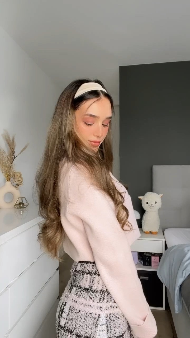 Hairband Hairstyle Hack🌸

Hairband, clawclip, hairtie, pink cardigan blazer, pink tweed skirt