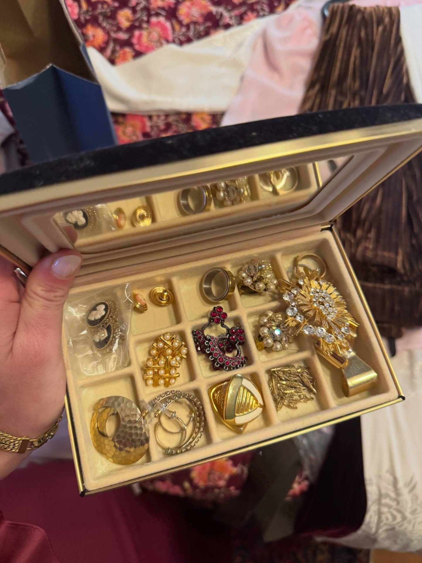 byo vintage this past fall with @claraandfritztallowshop + lucid ladybug for their holiday campaign ✨ #bts #campaign #commericalmodel #model #vintagestyle

#LTKdayinmylife #LTKHome #LTKootd