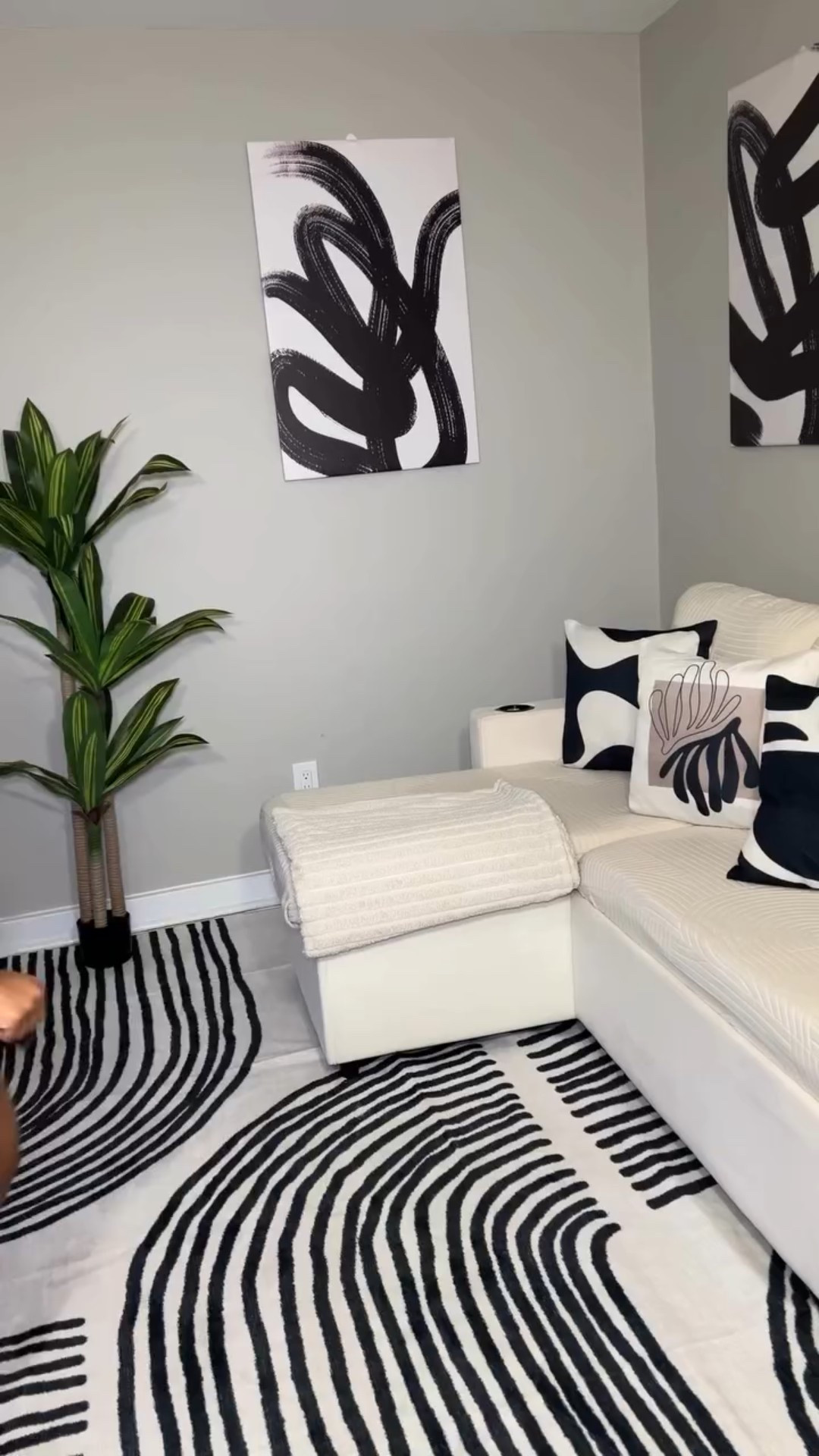 This dress SNATCHES the waist, layers perfectly, and gives main character energy 🤎✨ The pinstripes + ruffle hem combo makes it classy AND cute, perfect for brunch and date nights.