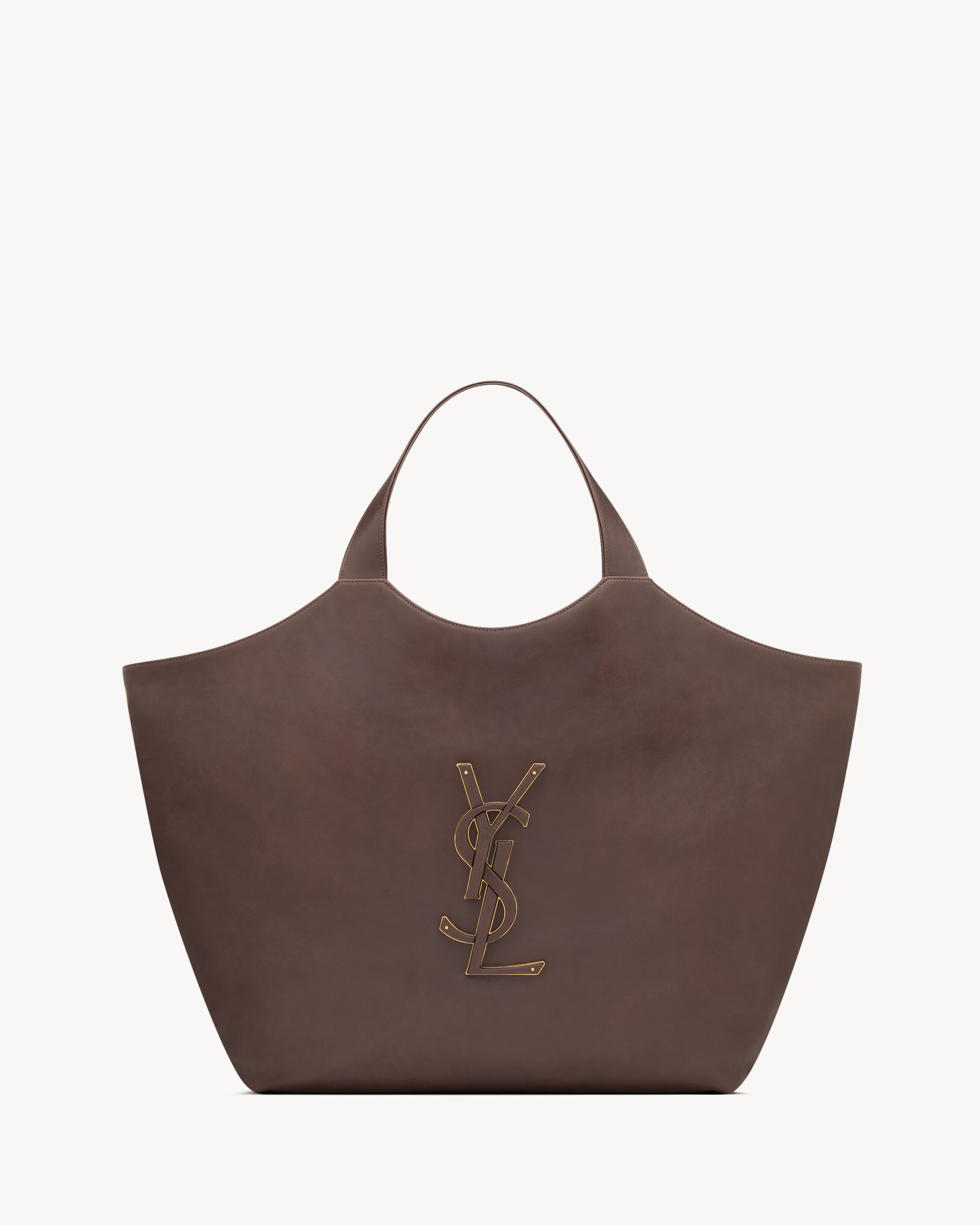Maxi tote decorated with an oversized CASSANDRE.An inner chain allows the sides to be collapsed o... | Saint Laurent Inc. (Global)