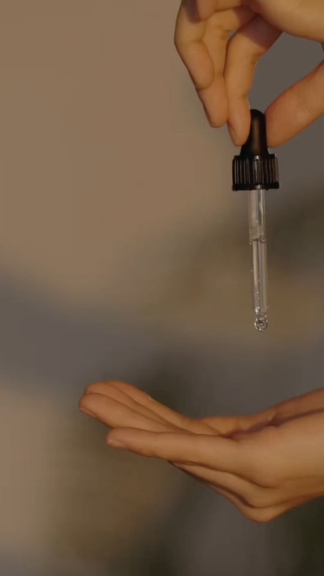 ✨3 Essential Oils I’ll Never Be Without✨
These are my ride-or-dies:
💜 Lavender – calming, skin-soothing, and sleep-supporting
🌿 Tea Tree – purifying, cleansing, and blemish-busting
🕊️ Frankincense – grounding, anti-aging, and immune-supporting
They’re the foundation of my oily routine—versatile, effective, and always stocked in my stash. Which oils are your non-negotiables?👇