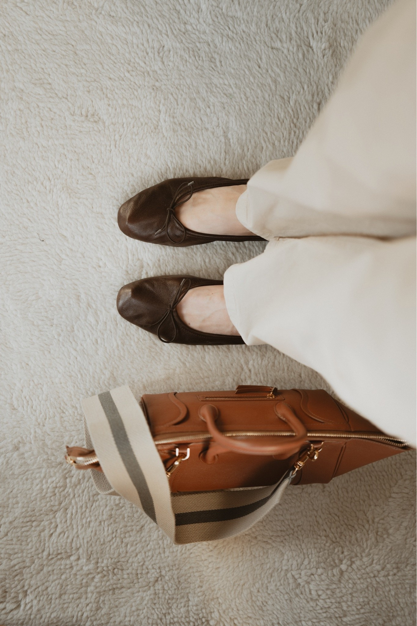Dark brown 🩰 ballet flats + light brown satchel. 
Shoes: Massimo Dutti
Bag: new Celine luggage 🧳

#LTKSeasonal #LTKWorkwear #LTKootd