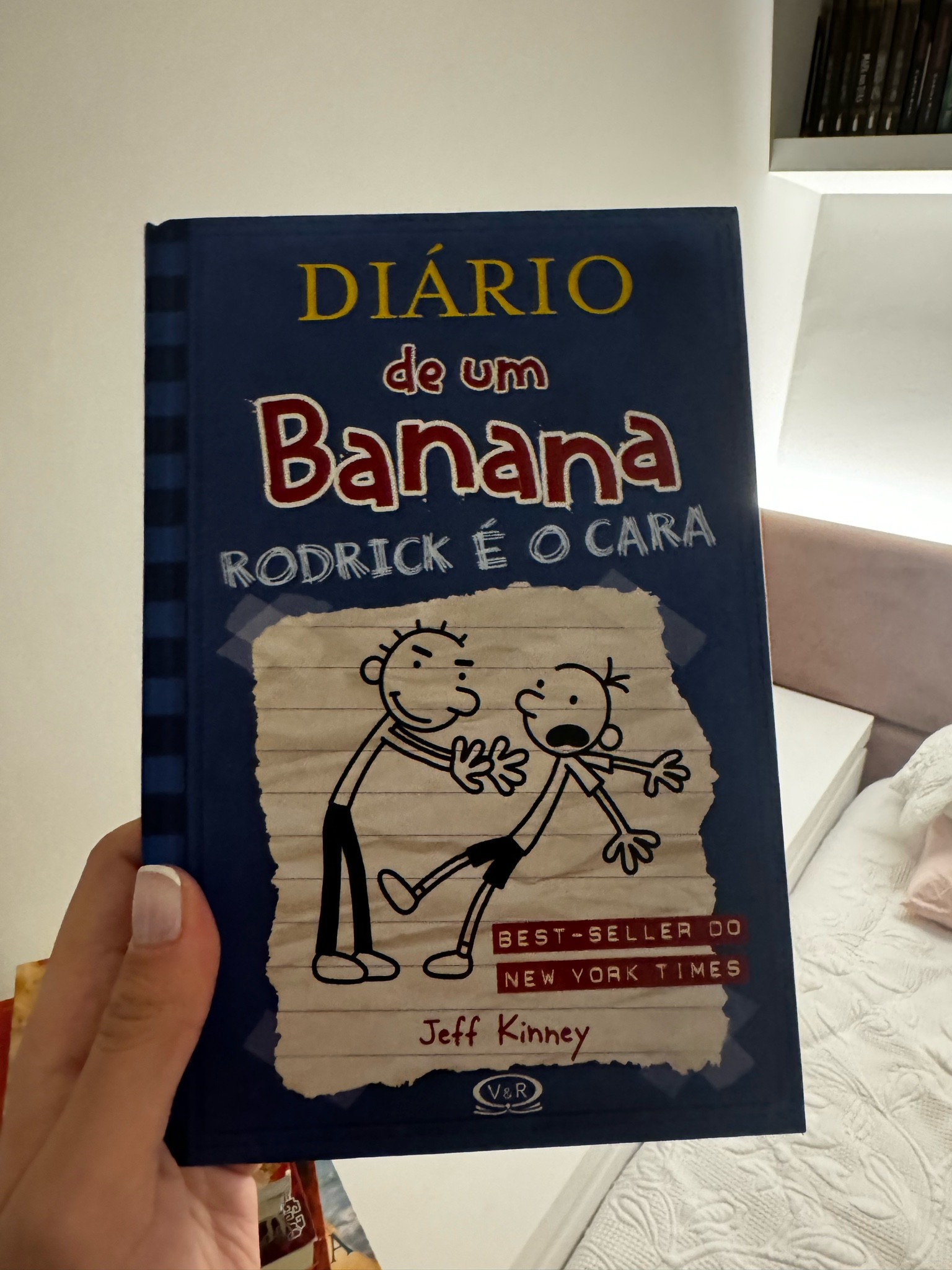 “Faça o que quiser, só não pergunte a Greg Heffley como foram suas férias de verão, porque ele realmente não quer falar sobre isso. De volta às aulas, Greg está ansioso para enterrar de vez os últimos três meses... e um acontecimento em particular. Mas seu irmão mais velho, Rodrick, não vai deixar que as coisas caiam no esquecimento assim tão fácil. Ele é testemunha de um 'pequeno' incidente que Greg quer manter em sigilo. Mas sabe como são os segredos, não é? Logo, logo estão na boca do povo, especialmente quando há um diário envolvido na confusão."

#LTKstyletip #LTKover50style #LTKgiftguide