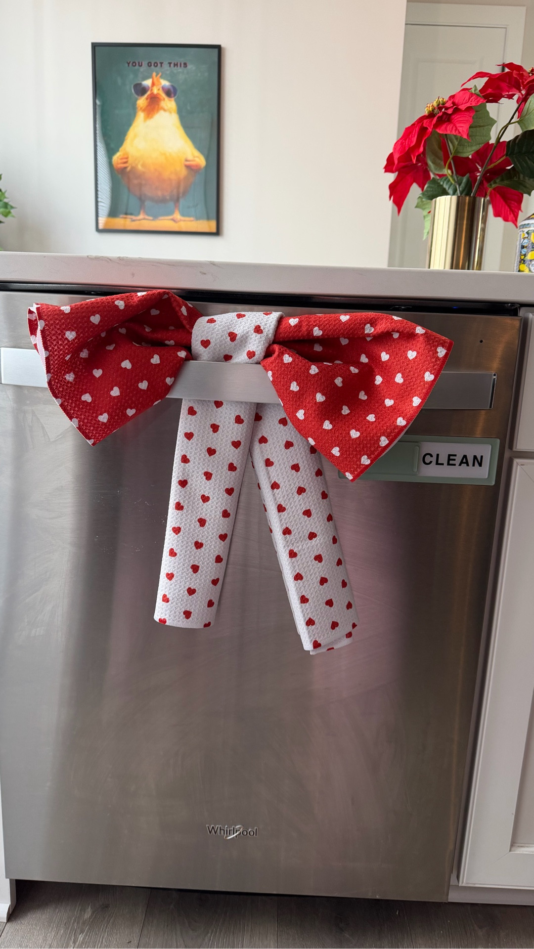Valentine’s Day decor that actually gets used 🎀❤️
The bow trend, but make it Valentine’s.
@geometry.house towels understood the assignment.