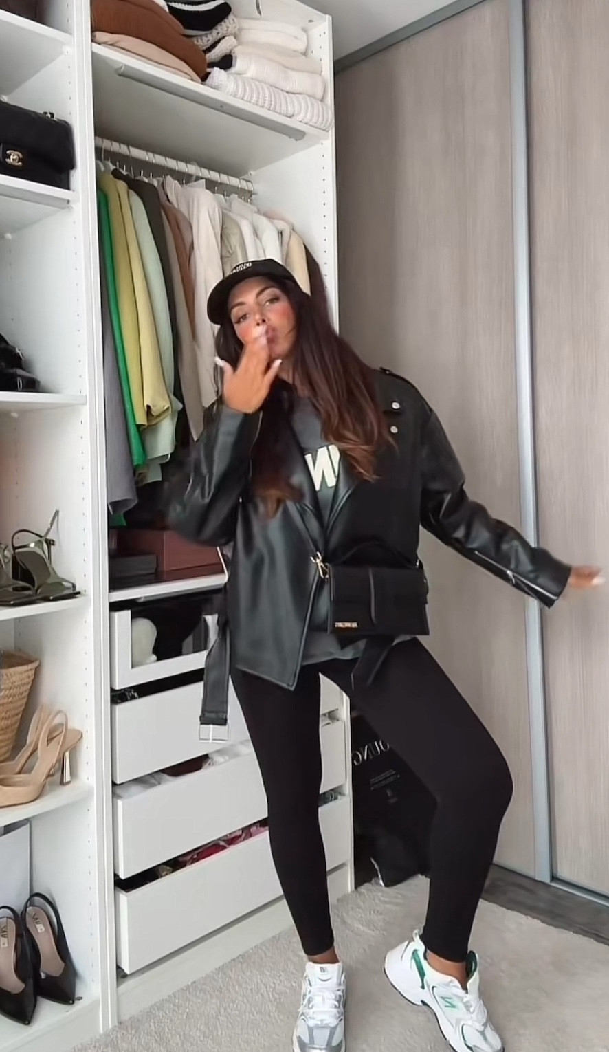 Look du jour 

legging côtelé noir, legging basique en coton noir, crop top noir, débardeur court noir, débardeur en coton basique, sweat gris à logo, sweat-shirt oversize, veste de motard, veste en cuir noire, casquette noire, casquette Ganni, basket New Balance, sneakers New Balance 530, sac Jacquemus, sac le Grand Bambino noir 

#LTKBacktoSchool #LTKshoecrush #LTKstyletip