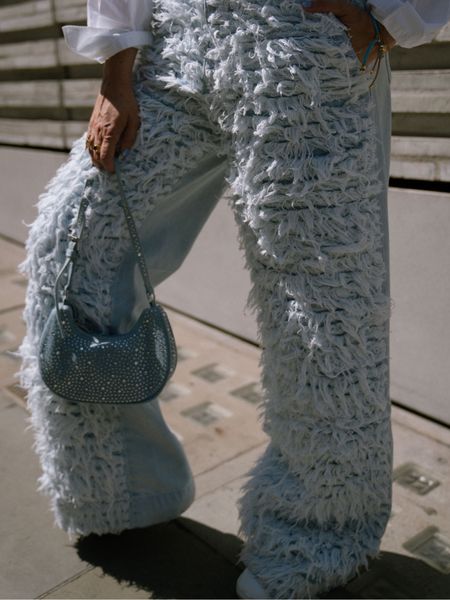 
Unleash your inner cozy with these fluffy fur denim jeans. 💫 

#LTKbrasil #LTKeurope #LTKunder100