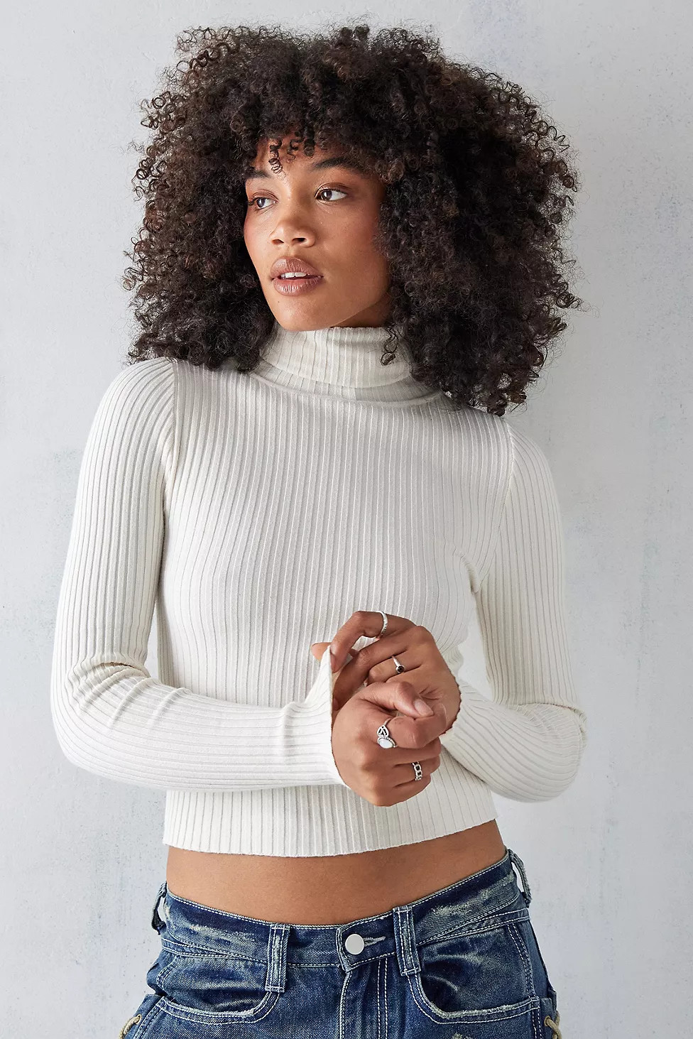 UO – Rollkragenpullover „Hudson" aus Rippstrick | Urban Outfitters (EU)