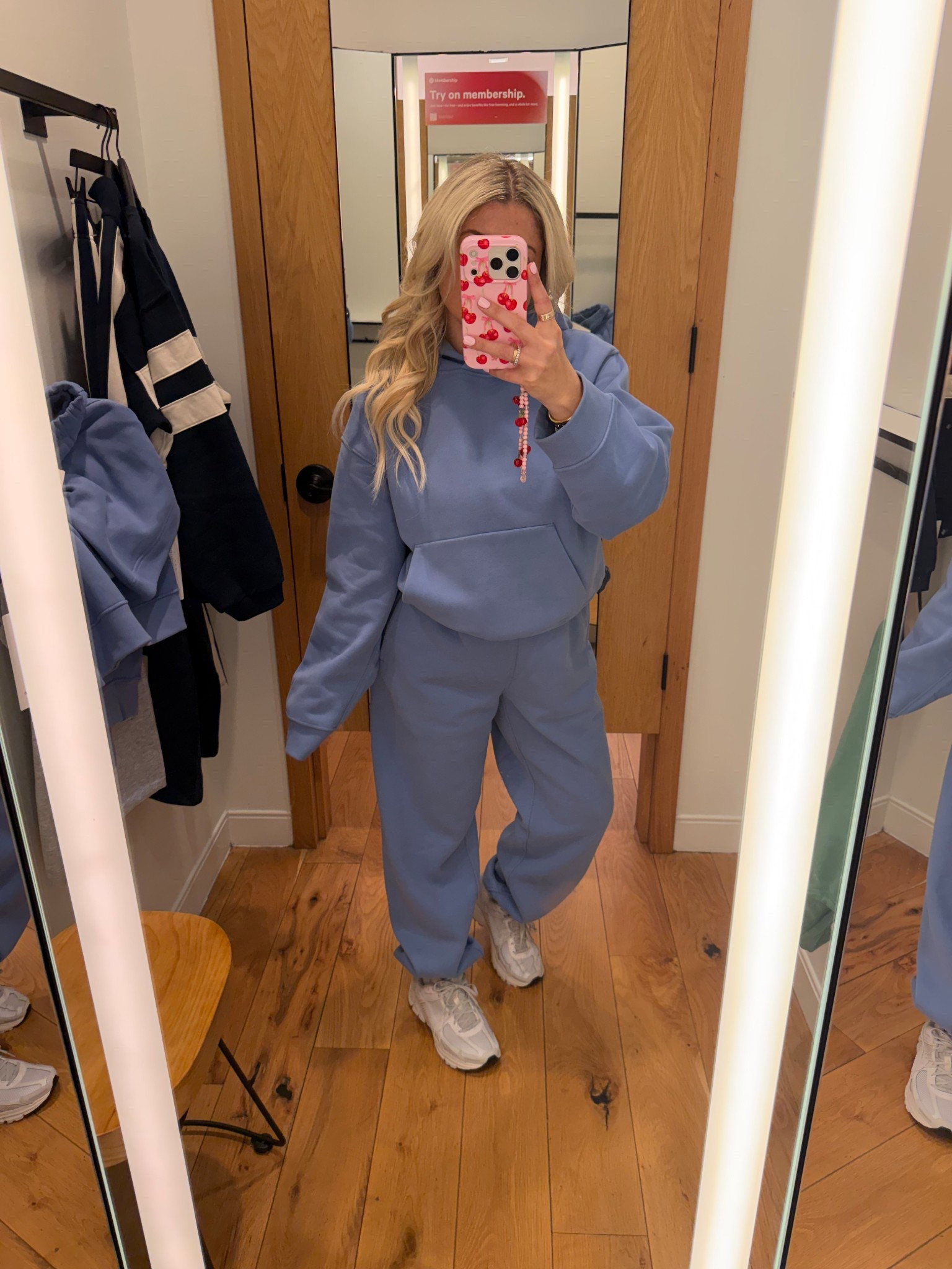 New @lululemon matching set
Size small
Nike sneakers 