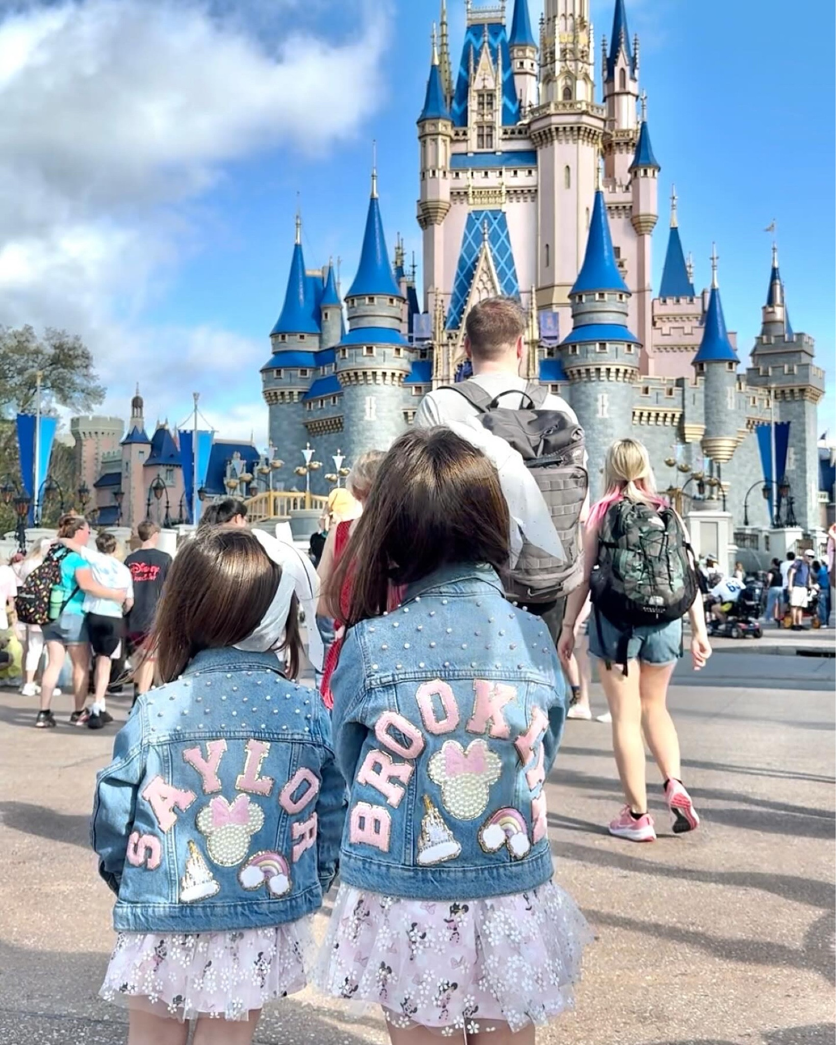 Disney denim jackets 💫
.
.
.
#toddler #sisters #disney #travel #denim #vacation