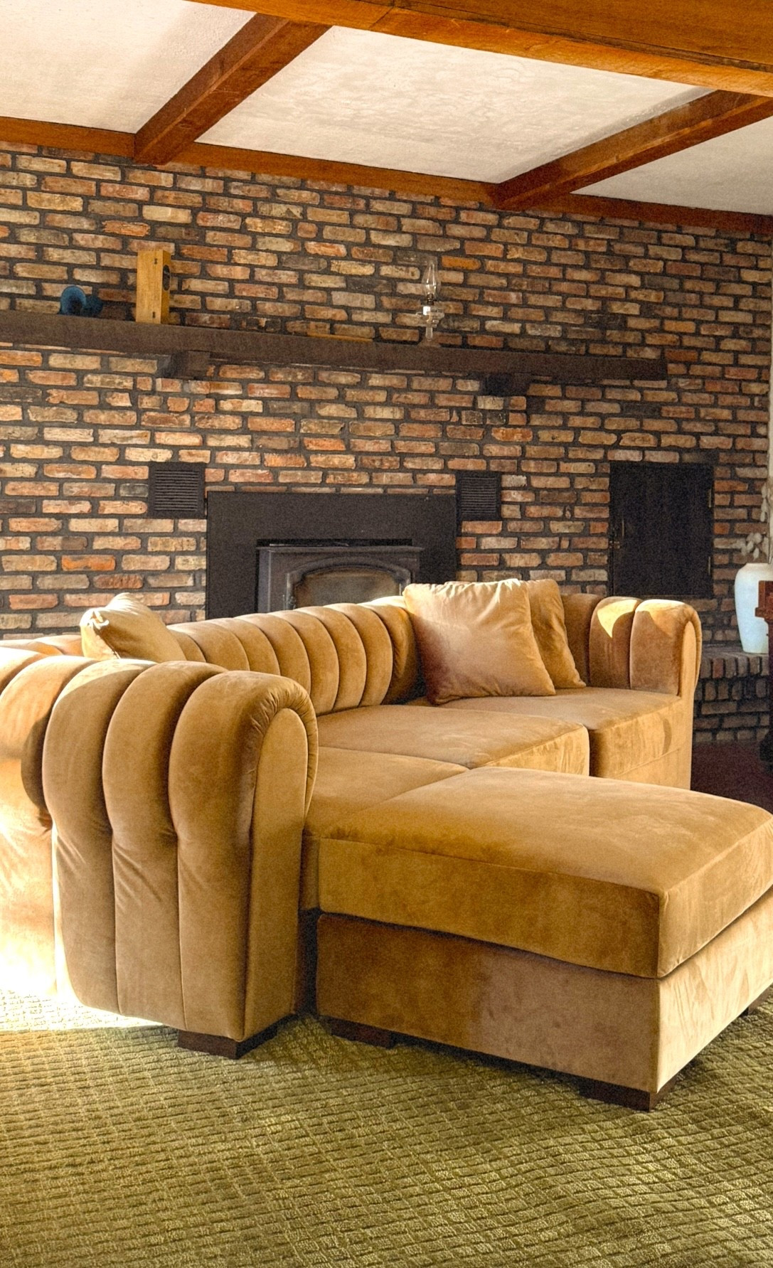 Our fav couch and rug ✨