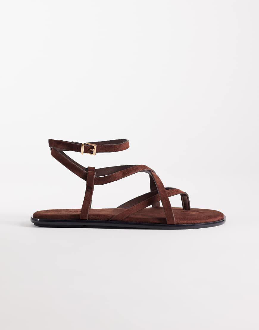 Sandalias marrones planas de antelina con diseño de tiras y detalle de hebilla de SEQWL-Brown | ASOS (Global)