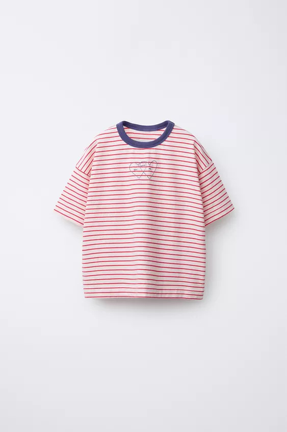 Round neck short sleeve T-shirt. Striped print. Embroidered detail on the front and label appliqu... | Zara US