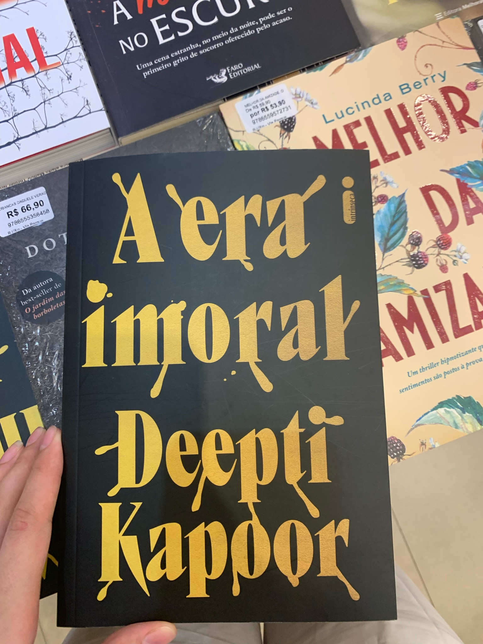 A era imoral - Deepti Kapoor - 560 páginas 

Estou louca para ler esse livro!!!

SINOPSE 
“Já se passaram 27 longos anos desde o último nascer do sol. Por quase três décadas, os vampiros travaram uma guerra contra a humanidade; construindo seu império eterno ao mesmo tempo em que destruíam o nosso. Agora, apenas algumas pequenas faíscas de luz perduram em um mar de escuridão. Gabriel de León, metade humano e metade monstro, é o último Santo de Prata – membro de uma sagrada irmandade dedicada a defender o reino das criaturas da noite –, e ele é também tudo o que resta entre o mundo e seu fim. Aprisionado pelos monstros que jurou destruir, Gabriel de Léon é forçado a contar a própria história. Uma história de batalhas lendárias e amor proibido, de fé perdida e amizades conquistadas, do Rei Eterno e da busca pela última esperança remanescente da humanidade: o Santo Graal. Império do vampiro é o primeiro volume da aguardada série de fantasia dark de Jay Kristoff. Ricamente ilustrada pela artista Bon Orthwick, esta história épica chega para marcar as narrativas do gênero para todo o sempre.”

#LTKover50style #LTKbrasil #LTKgiftguide