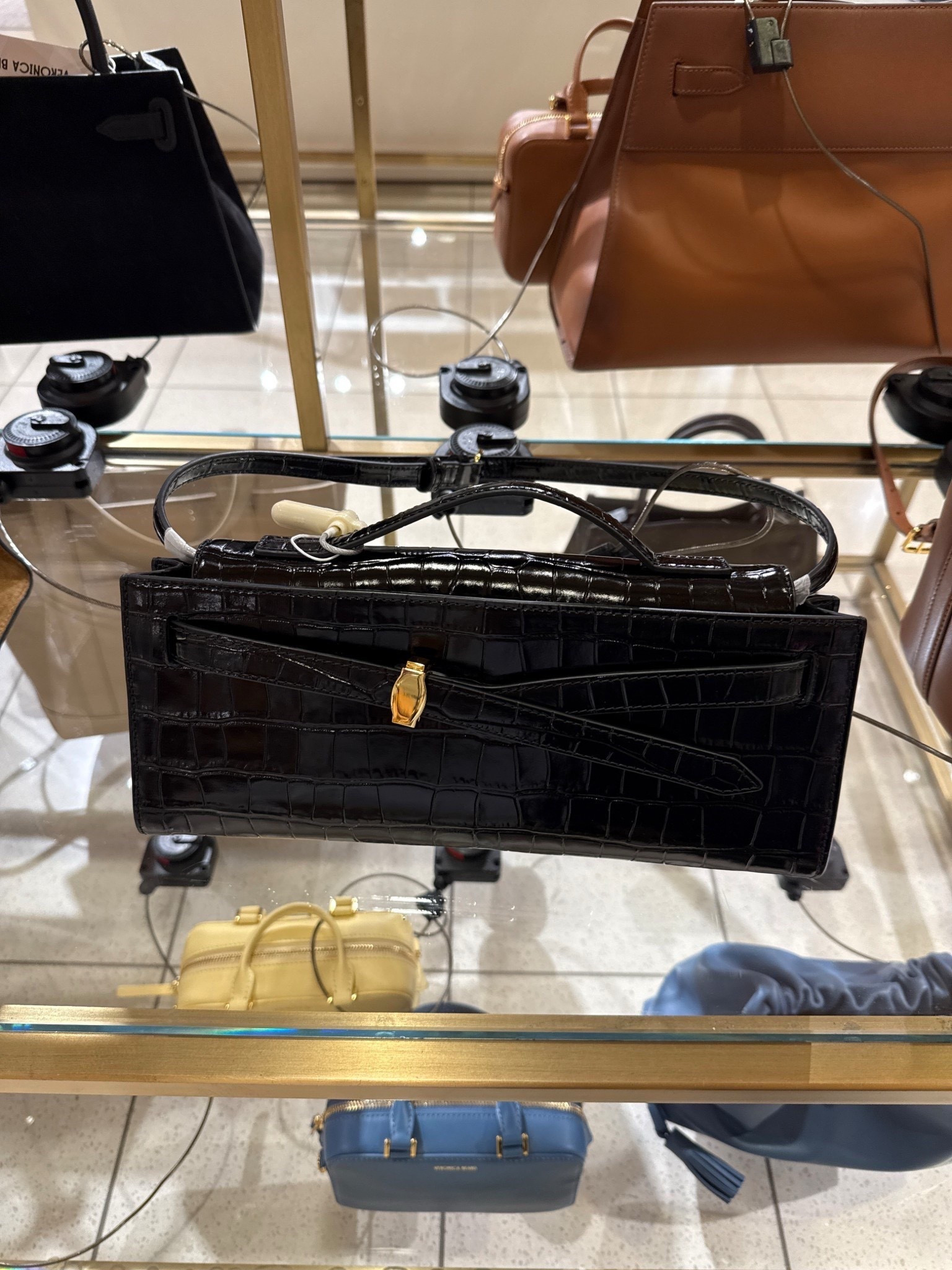 This bag stopped me in my tracks, love the texture and it’s 25% off with CODE: HOLIDAY 

#LTKCyberWeek #LTKSeasonal #LTKSaleAlert