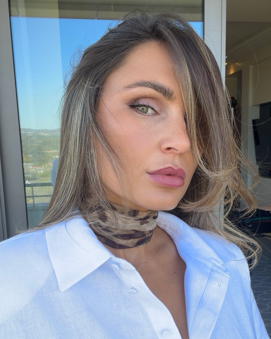 Some of the gorgeous products I was kindly sent, finally putting them to use ✨ so easy to use and such a beautiful finish.

REFY Beauty working perfectly alongside my no.1 Revive Collagen to keep my skin looking and feeling silky smooth💋

Also the dual ended face brushes are incredible girls! 

Linked below ⬇️ 