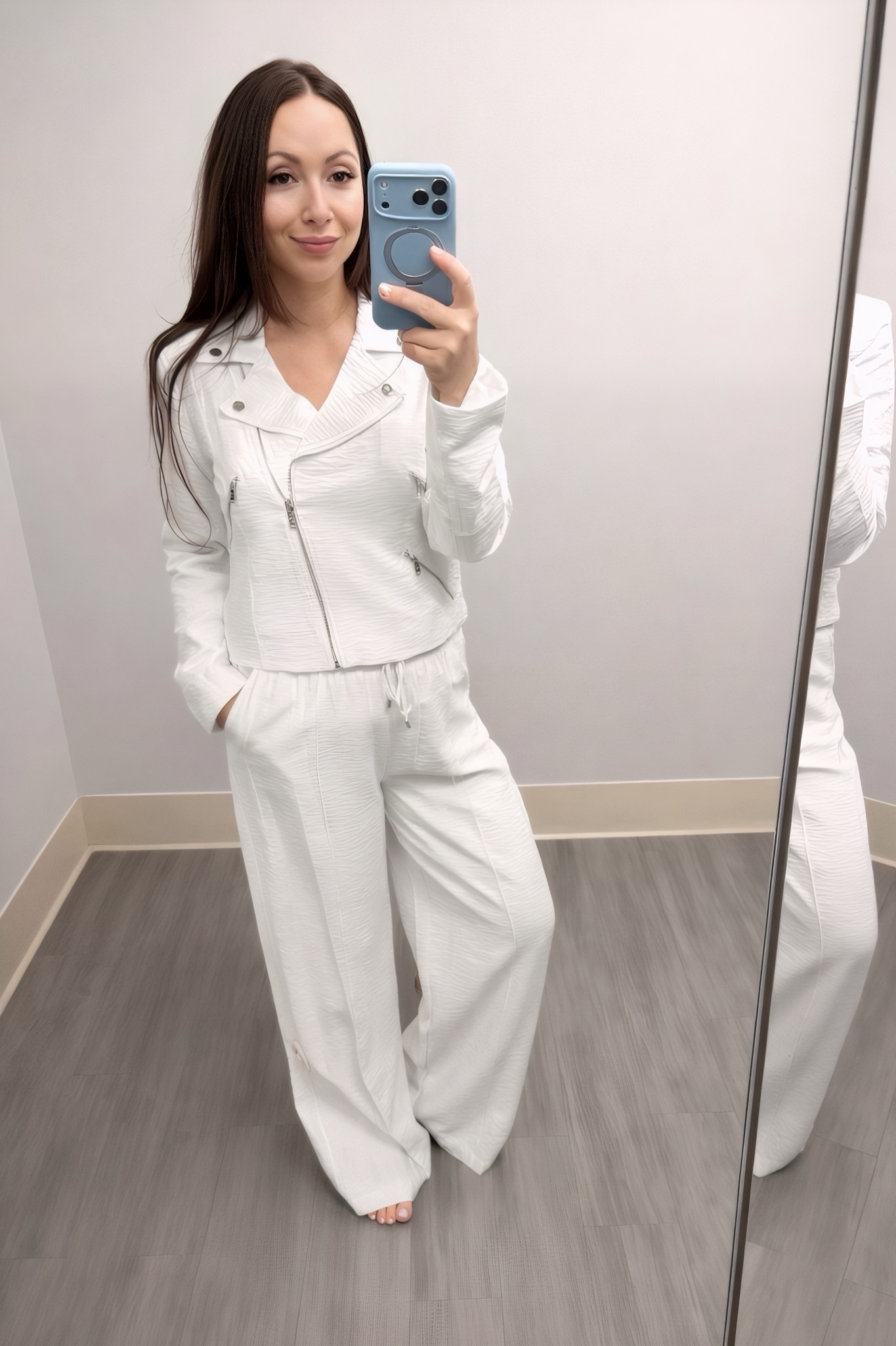 Obsessed is an understatement 🤍
This white set is giving effortless chic + put-together without even trying. The texture, the fit, the wide-leg pants… it’s one of those outfits that just elevates everything ✨

Perfect for spring days, errands, brunch, or even travel days when you still want to look cute but feel comfy 🙌🏼



#ltkstyle #ltkfinds #springstyle #neutraloutfits #effortlessstyle #momstyle #amazonfinds #chicstyle #ltkit #fashionfinds