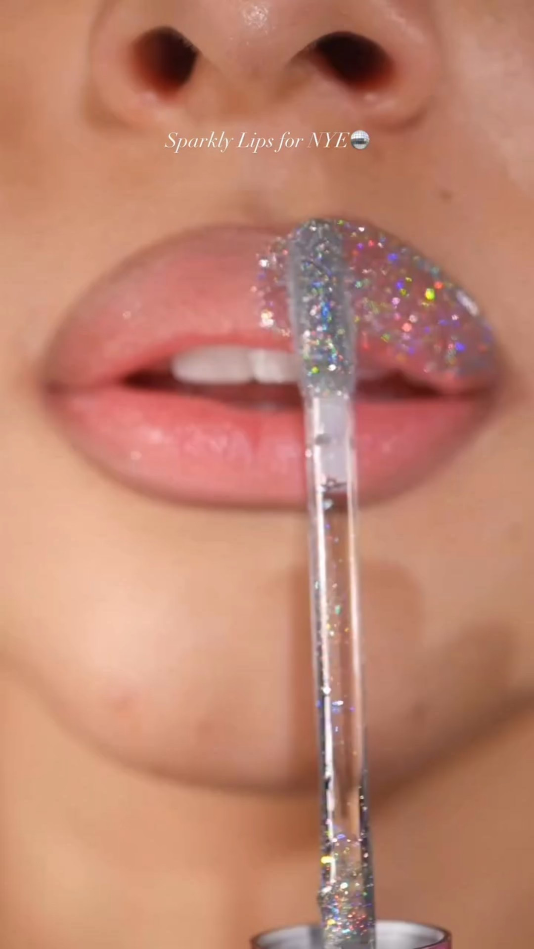 This holographic gloss is insane ✨ Electric by @queencosmeticsstore available at @ultabeauty !
#sparklylipgloss #glitterlipgloss #nyemakeup #nyelipcombo