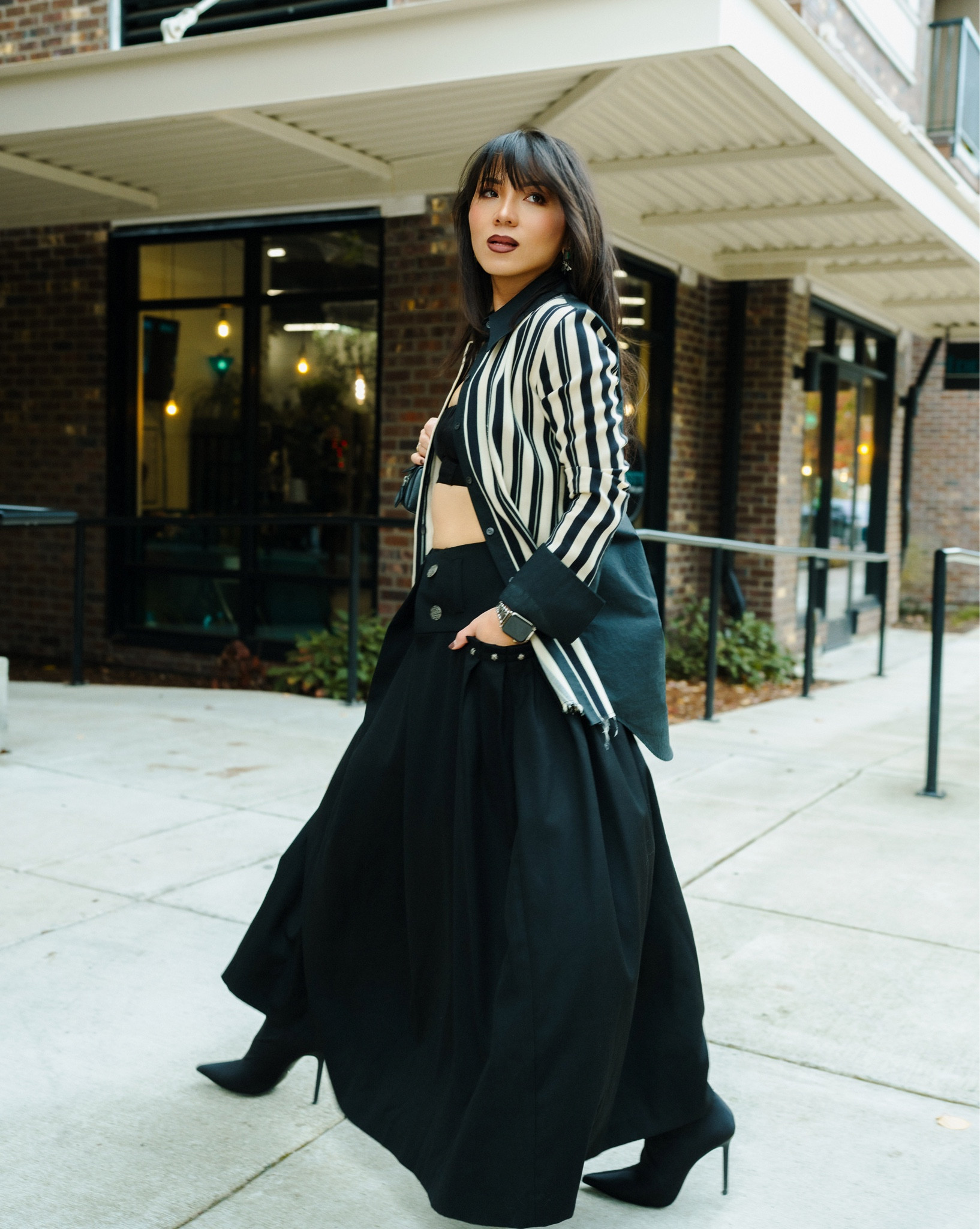 Loewe stripes, a little attitude, and a lot of confidence. 🖤
.
.
.
.
.
#StyleRight #loewelook #restyling #loeweshirt #2025fallfashion #streetfashion #HighFashion #highstreetfashion

#LTKOver40 #LTKStyleTip #LTKPetite