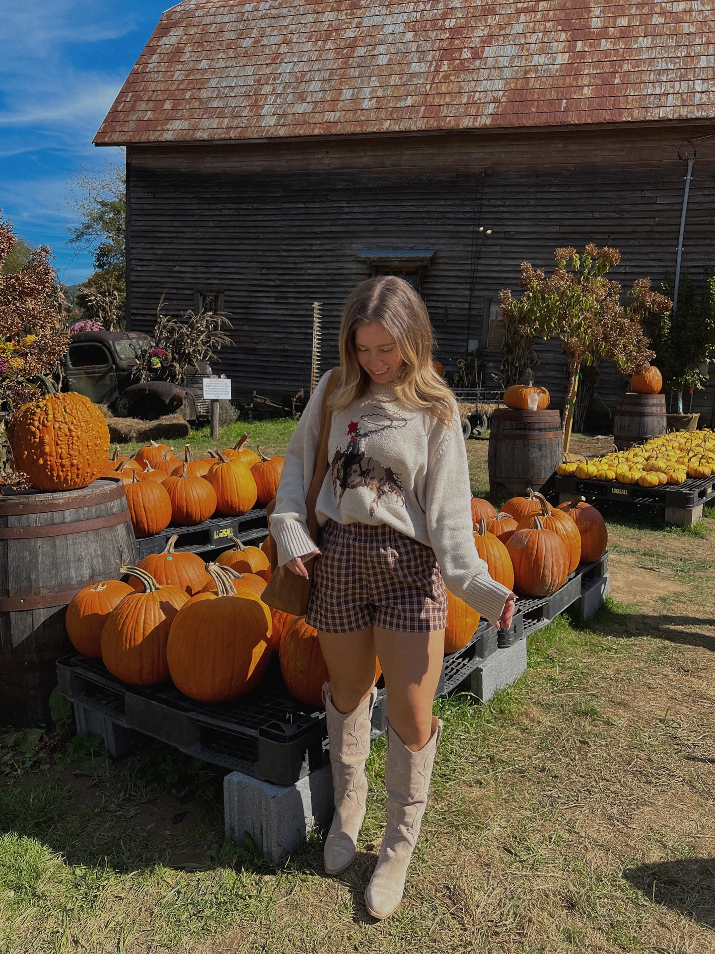 Meet me at the pumpkin patch 🧡🎃🌽🍂🍎

#fallvibes #pumpkinpatch #fallphotoshoot #fallfashion
Pumpkin patch photo ideas, fall activities, corn maze, fall outfit idea, pumpkin patch outfit