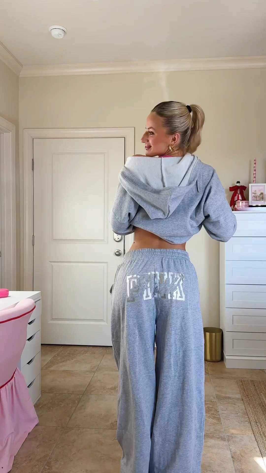 Grey sweats, a pop of pink, and all the Friendsgiving deals from PINK that I absolutely didn’t wait to shop.
Everything is linked if you need a cozy uniform too 🤍💗
#PINKPartner @vspink


#LTKHoliday #LTKGiftGuide #LTKootd