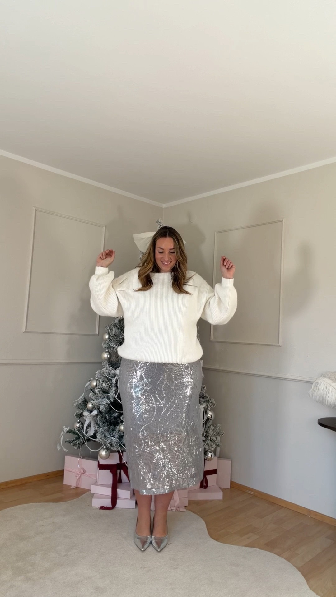 Du fragst dich, wie man Silber kombiniert und einen Paillettenrock richtig stylt? ✨
Ich zeige dir heute einen wunderschönen Look – perfekt für die festlichen Weihnachtstage.
Wenn du mehr Modeinspiration suchst, folge gerne meinem Account. 

#LTKdeutschland #LTKfestive #LTKplussize