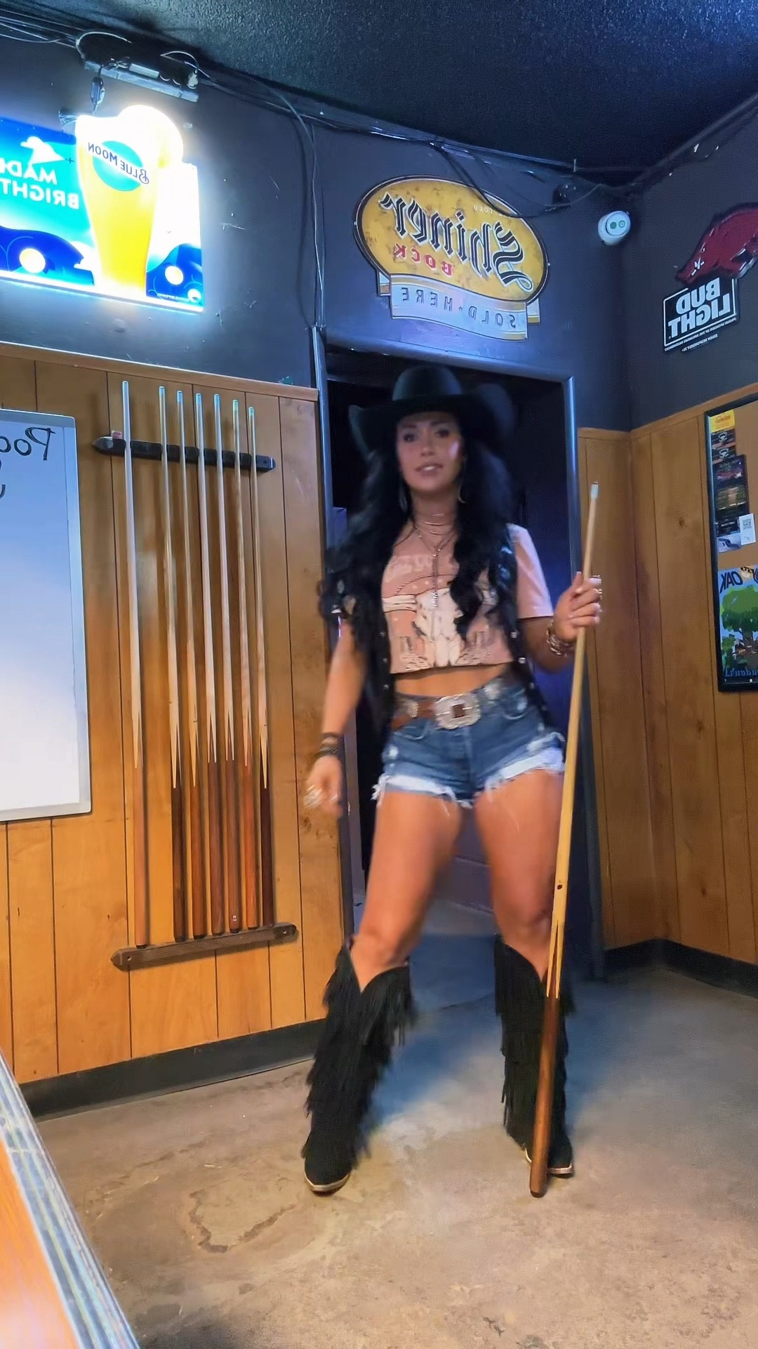 Size Small in the top, and size 26 in the Levi shorts❤️‍🔥 Tee is from Cavender’s. Couldn’t find the exact belt so I linked a similar one🫶🏼

#westernfit #westernfashion #western #country