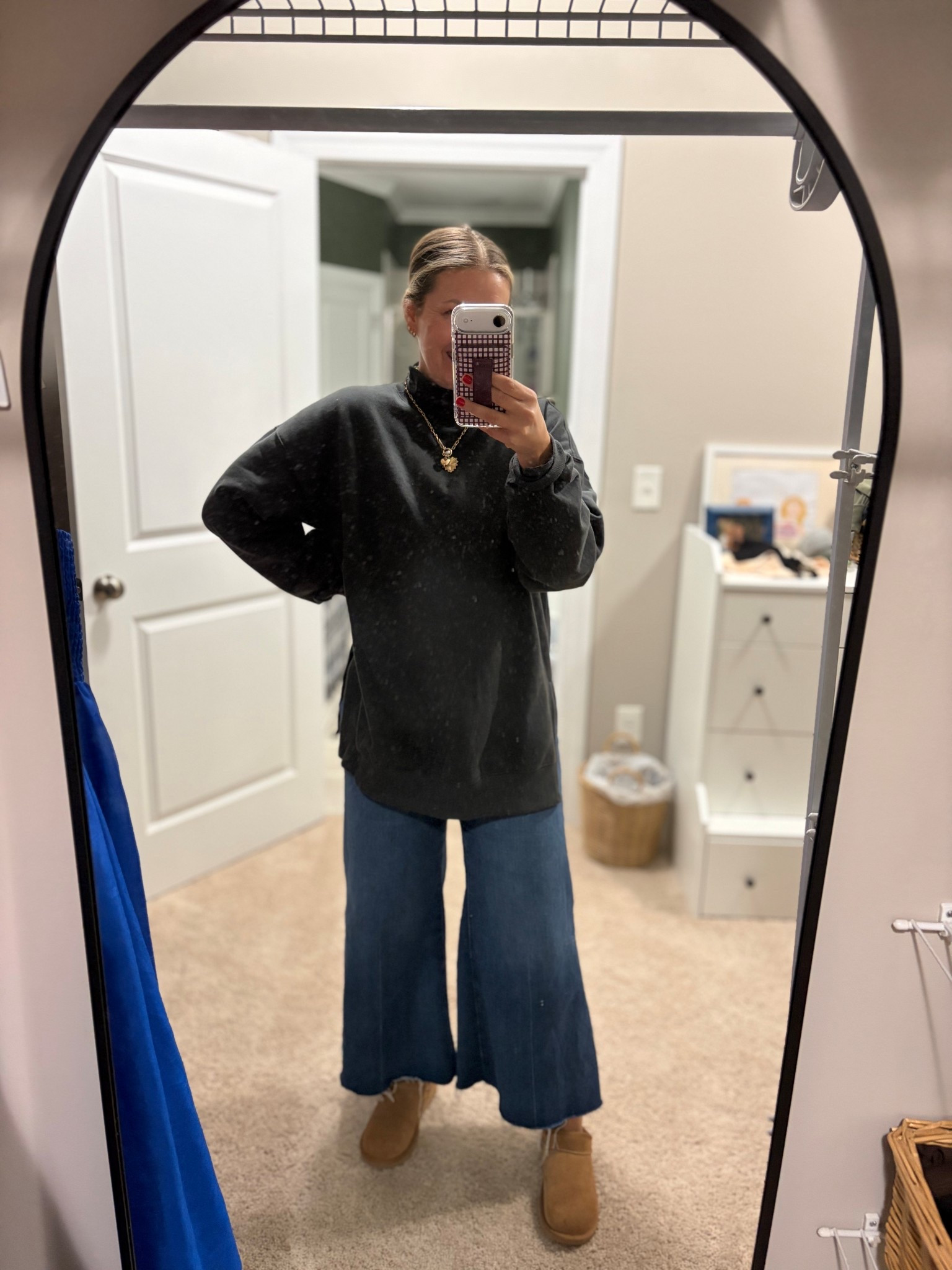 The only pants I’ve reached for this Fall on repeat. 

Loved them paired with a cozy sweatshirt tunic from old navy and my Ugg slides. The perfect cozy, cute outfit  