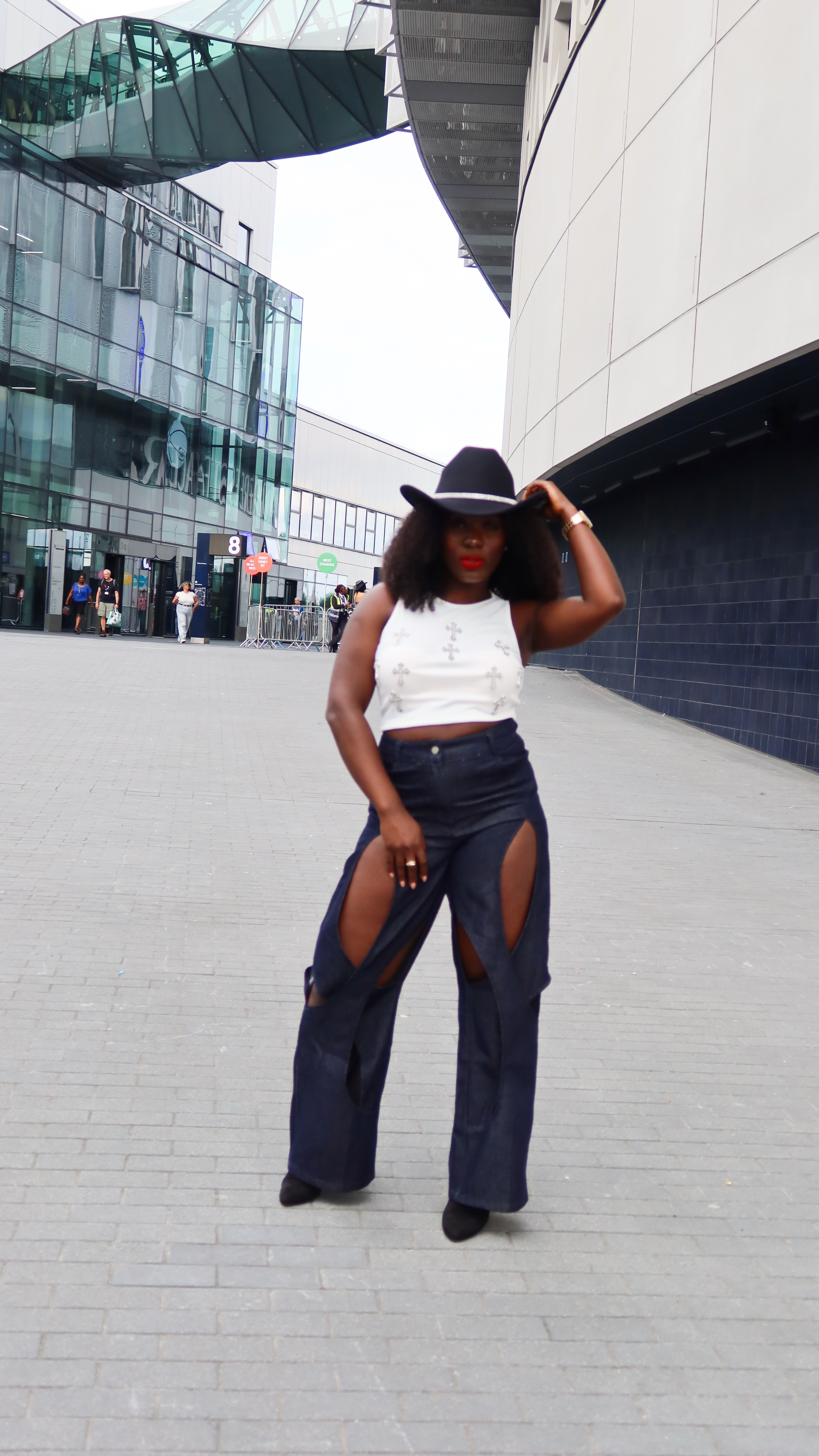 #CowboyCarterTour OOTD night 4! This is how I pulled up to see the queen 🐝🍯
Are we feeling this outfit?