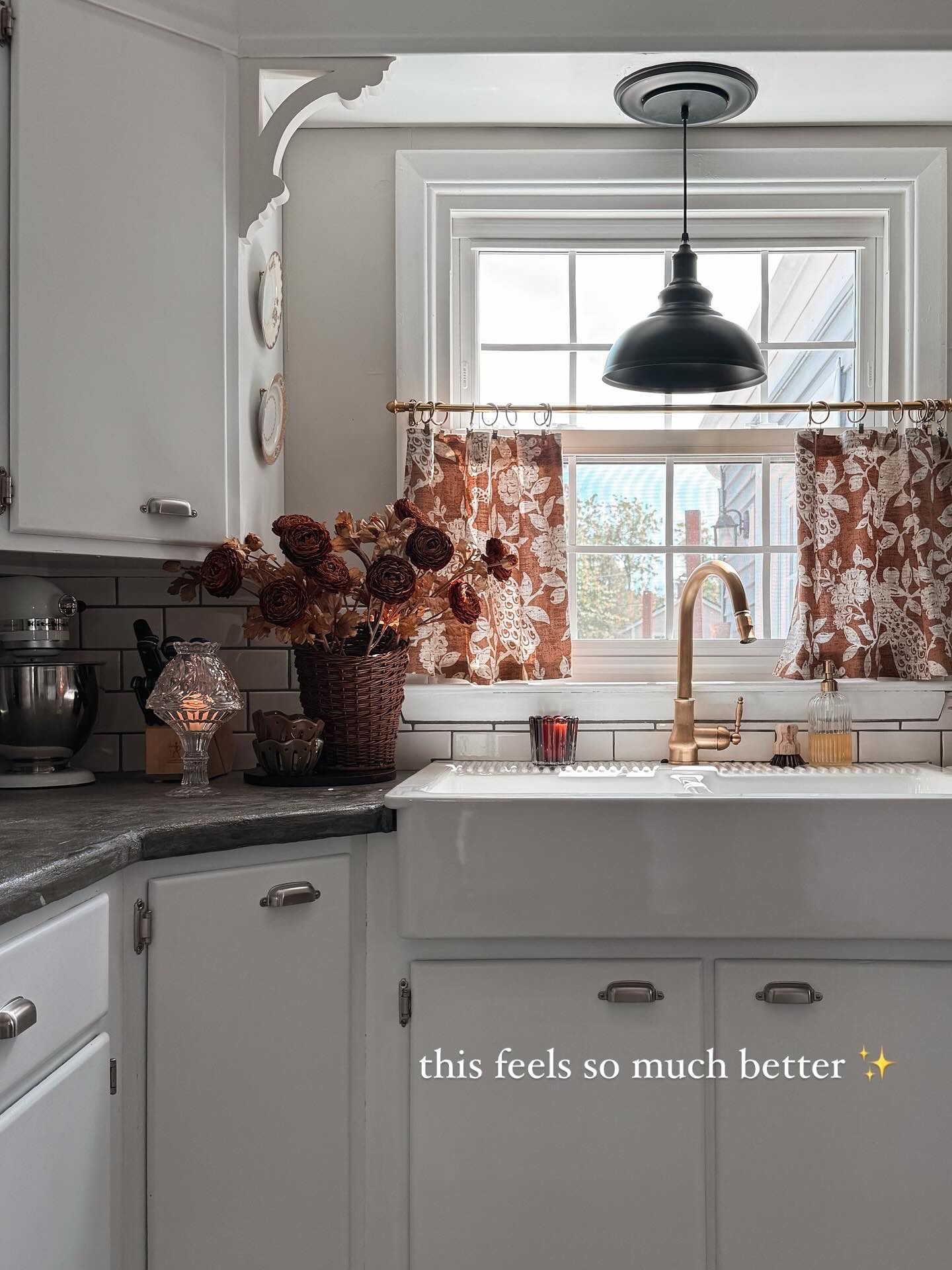 Kitchen window charm ✨ 

#LTKHome #LTKSeasonal