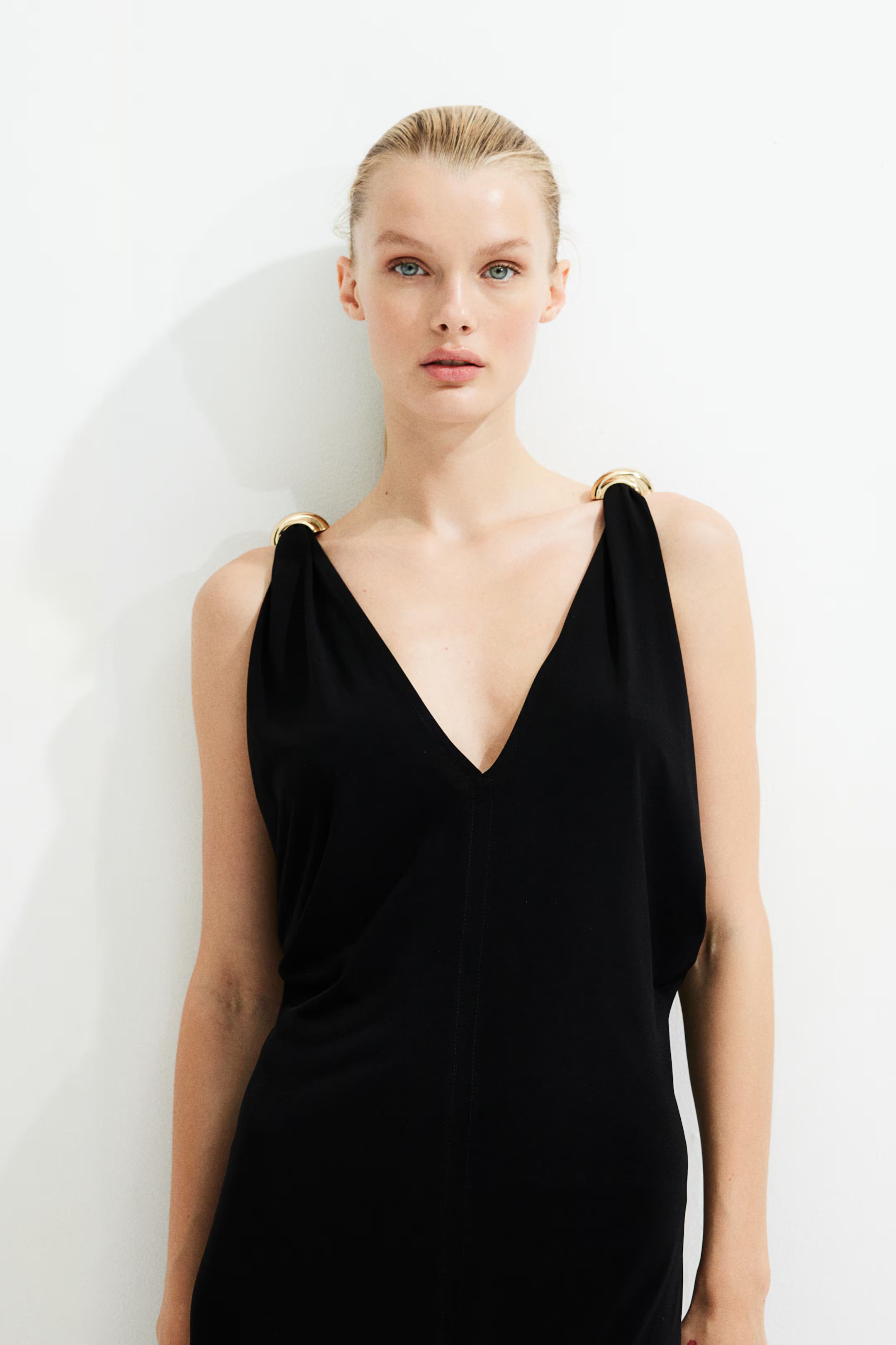 V-neck dress | H&M (UK, MY, IN, SG, PH, TW, HK)