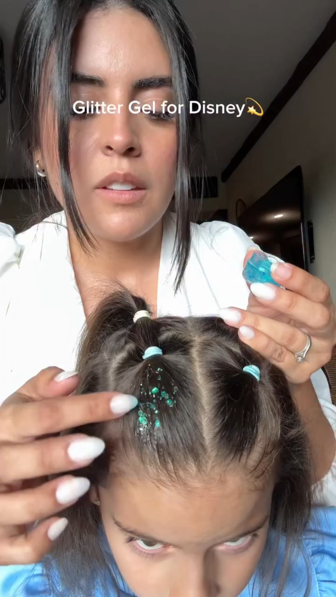 Gracias @waltdisneyworld @disneyparks por esta invitación tan mágica para celebrar nuestra Hispanidad 💃🏻🥳🩷💫 definitivamente una experience inolvidable y se las estoy compartiendo por historias 🤩 si desean link de los productos para hacer el gel de escarcha dejenmelo en los comentarios!! Y gracias por que en gran parte esto ea gracias al apoyo de ustedes!! LAS QUIERO #togetherwearemagia #disney #hostedbydisney