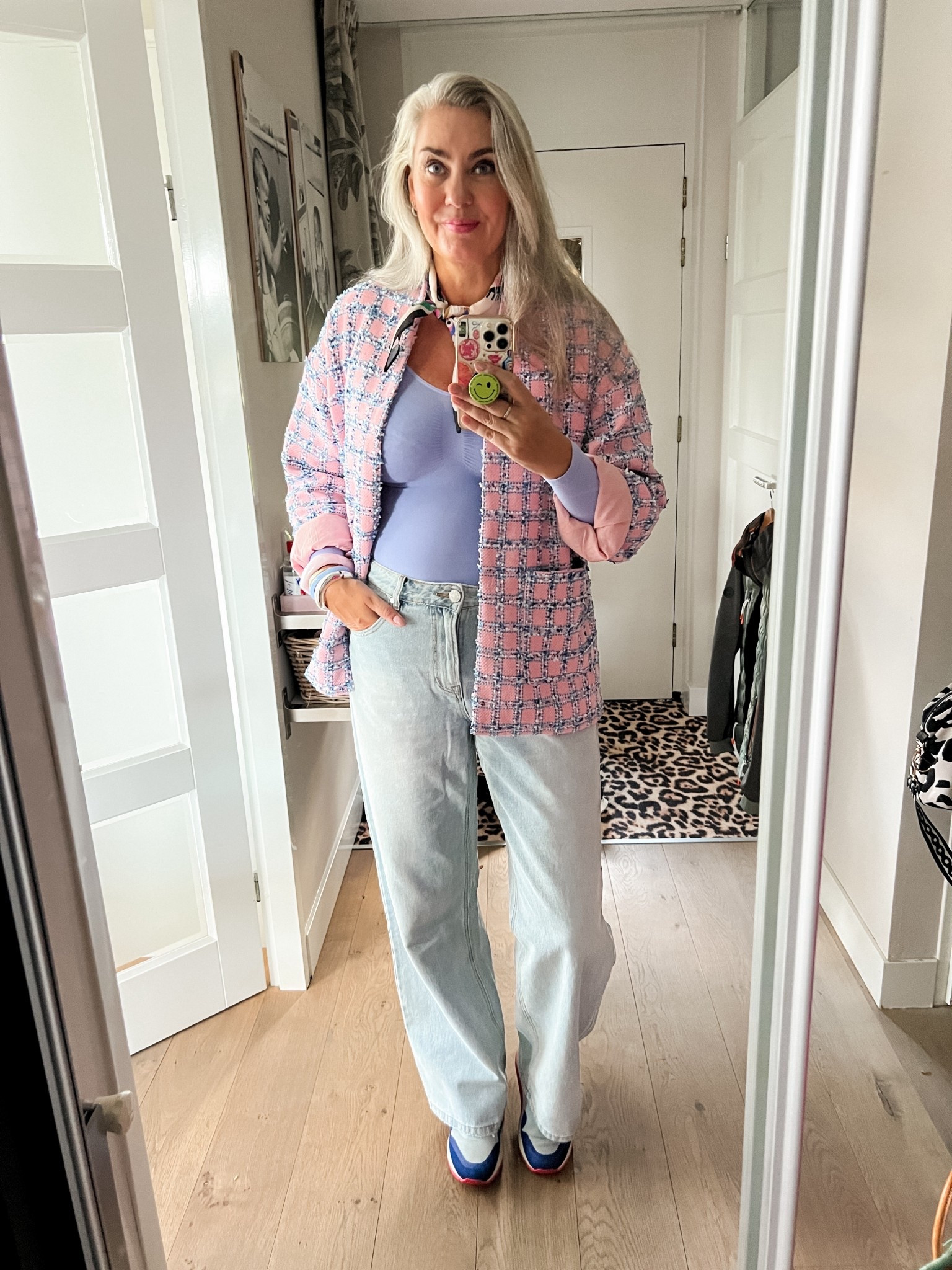 OOTD - zondag. Een lichtblauwe body met lange mouwen van Creamy Fabrics, een roze bouclé blazer (Amaya x Poespas), wide leg jeans (Norah) en grijs/blauw/roze Nike Air Max (super oud). 

#LTKnederlands #LTKstyletip #LTKeurope