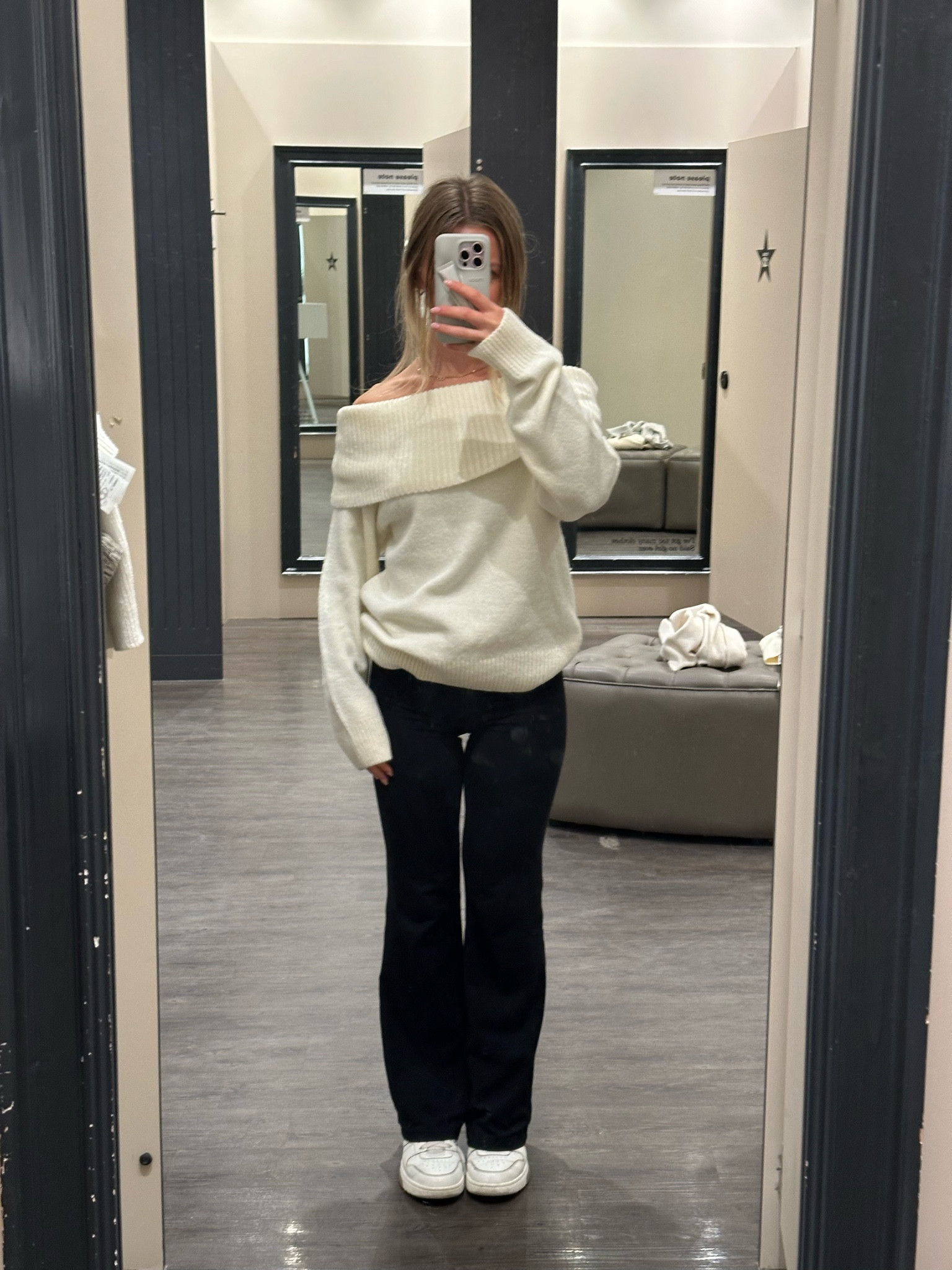 cuteee off shoulder knit I found today 🍂 perfect for autumn, I’m wearing size L 