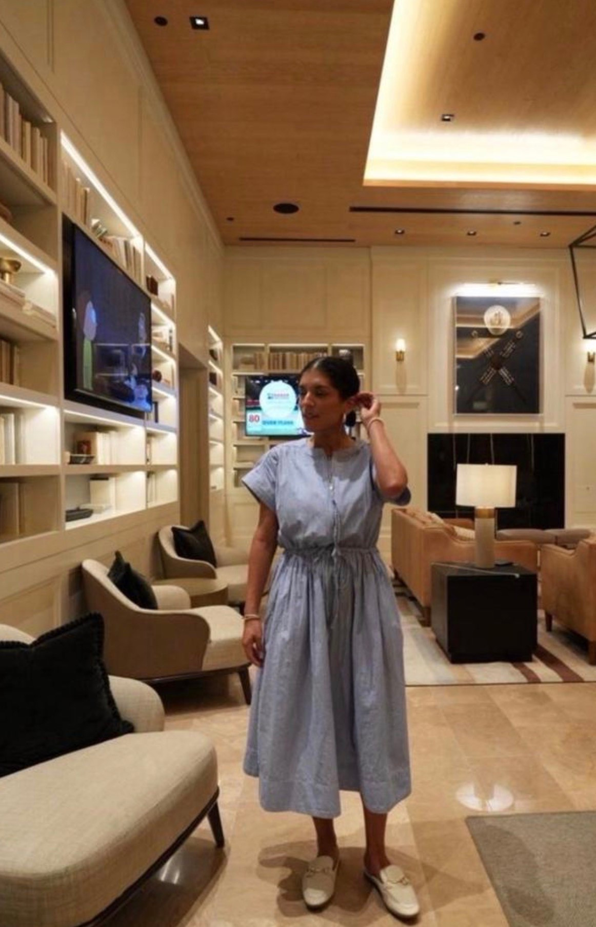 Simple, timeless, and effortlessly chic 🤍 This light blue midi dress paired with classic white loafers is the perfect combination of comfort and polished style for everyday plans.

#MidiDress #BlueDress #WhiteLoafers