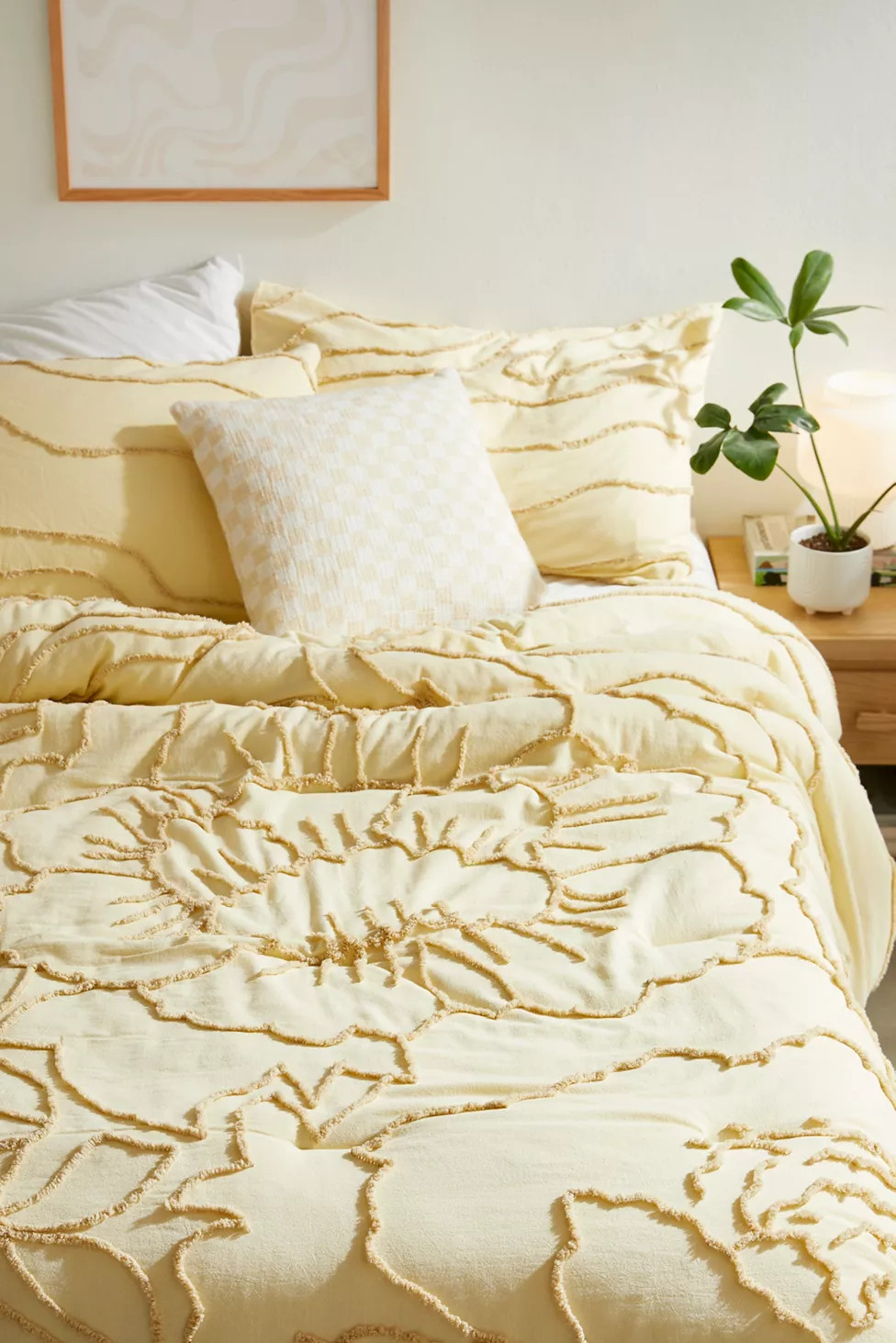 Margot Tufted Floral Comforter | Urban Outfitters (US and RoW)