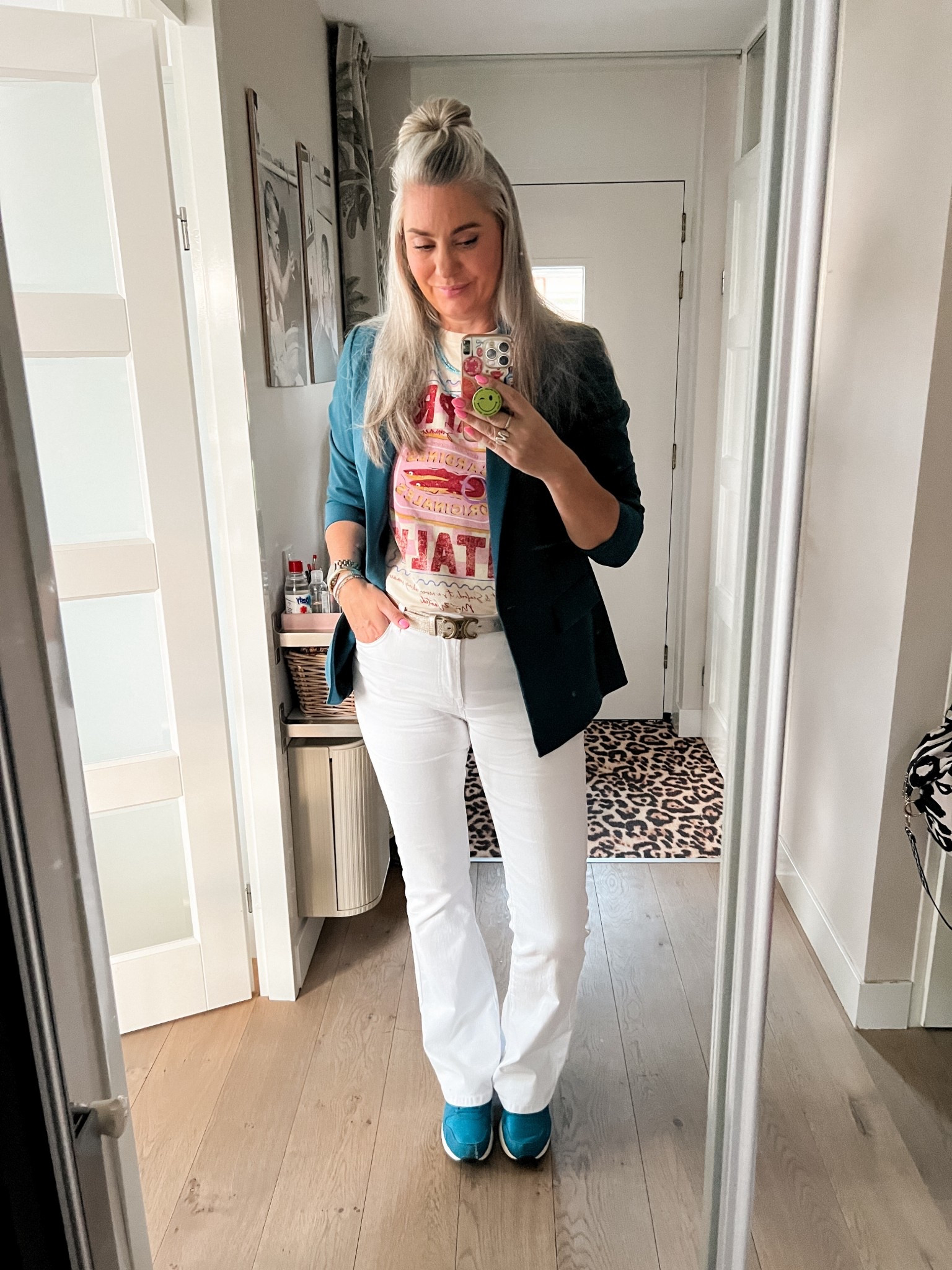 OOTD - Maandag. Een quite flared jeans (model Flora van Norah 40/36”), botergeel t-shirt met print (https://most-wanted-nl.mtpc.se/6023150 maat M), teal blazer (https://wehkamp-nl.mtpc.se/6023152 maat 44) en hele oude tealkleurige Nike Air Max sneakers. 



#LTKTall #LTKWorkwear #LTKootd