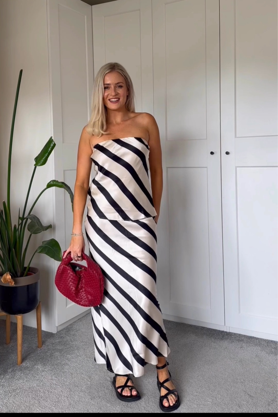 Satin stripe co ord - beaut worn separately too! 

Satin skirt, satin co ord, stripe co ord, summer outfit, holiday outfit 