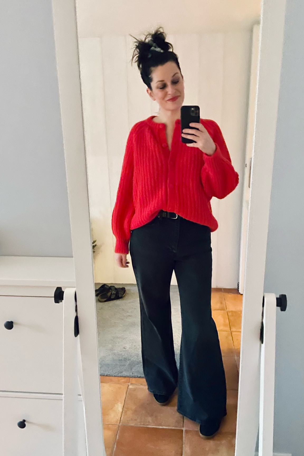 Red wool « Émile » cardigan Sézane / Black flare Levi’s / Black sneakers Sandro 

#LTKover40 #LTKeurope #LTKmidsize