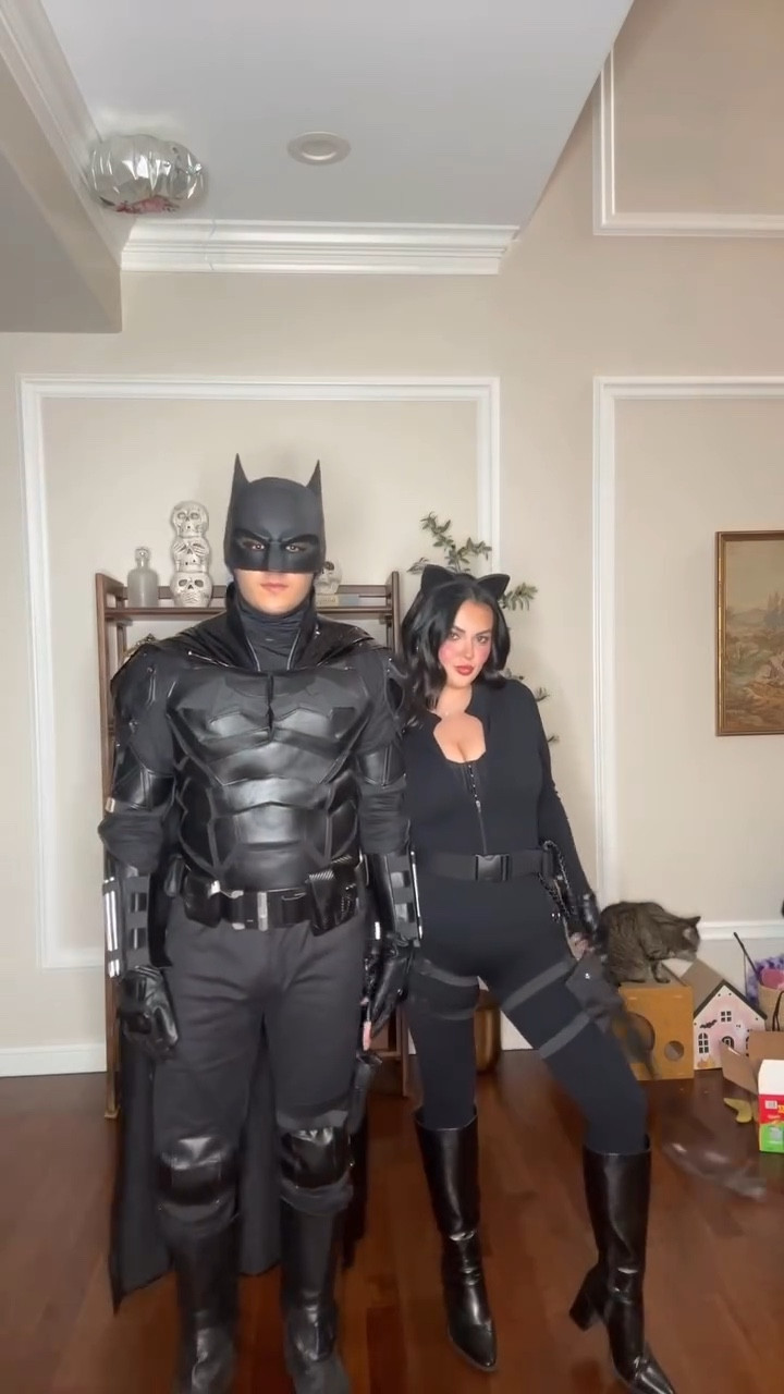 The Bat + The Cat ❤️‍🔥

#batman #batmanandcatwoman #catwoman #halloweekend #halloween #halloweencostume #explorepage✨ #couplescostume